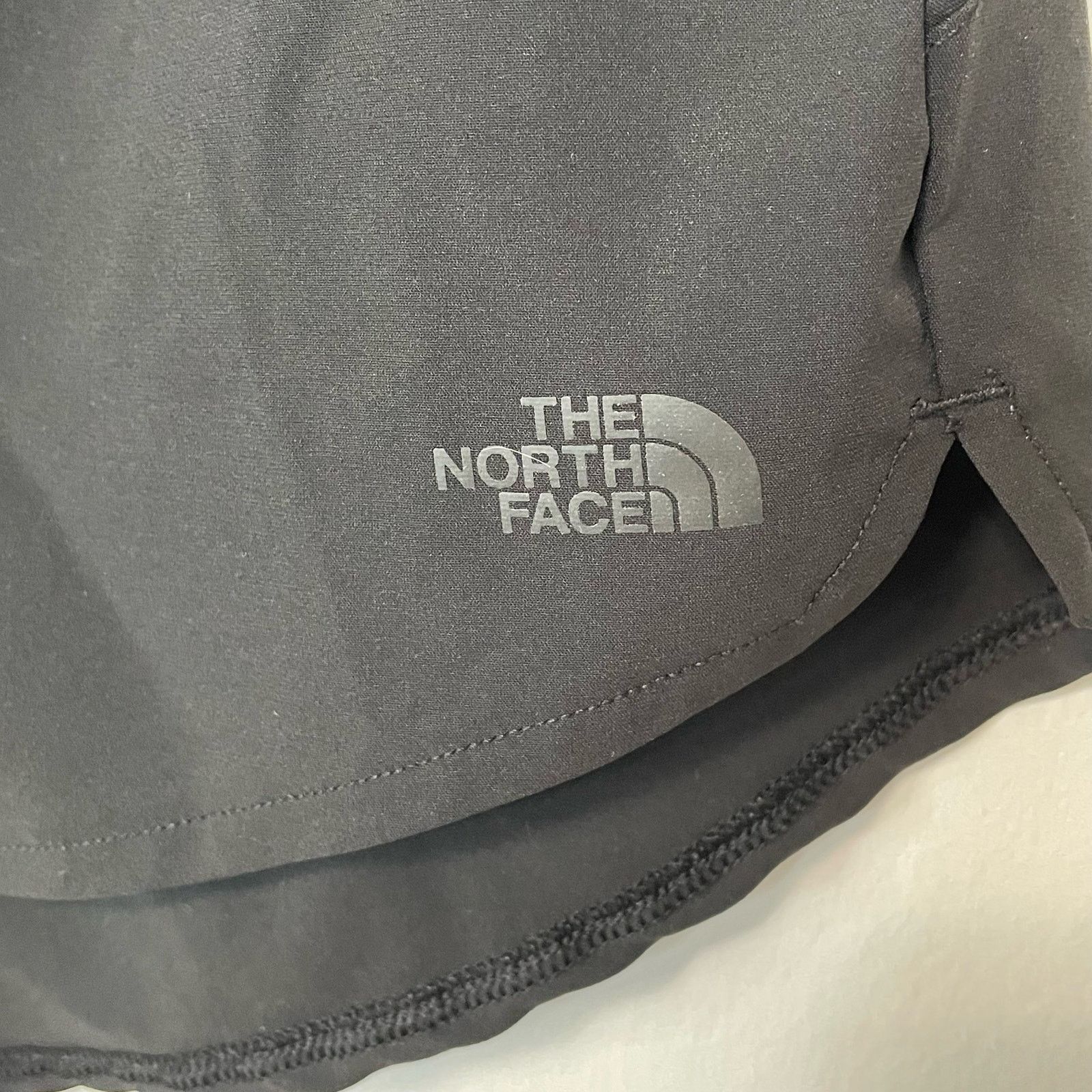 The North Face North Face Black Shorts S Logo Zip Pocket Athletic Unlined Size 26" / US 2 / IT 38 - 2 Thumbnail