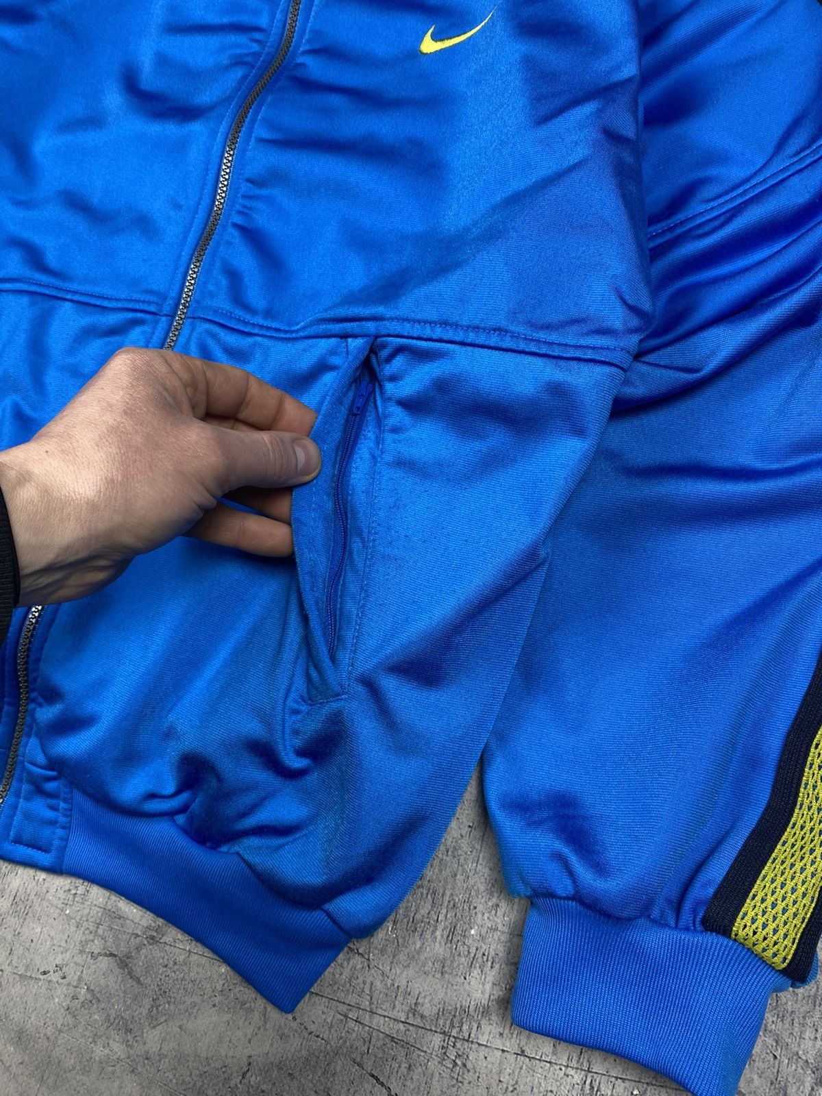 Nike Vintage Nike Track Jacket Big Swoosh Full Zip Y2K Size US L / EU 52-54 / 3 - 9 Thumbnail