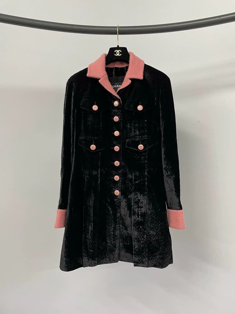 Chanel Chanel 22B pink collar black velvet mid-length jacket Size XS / US 0-2 / IT 36-38 - 1 Thumbnail