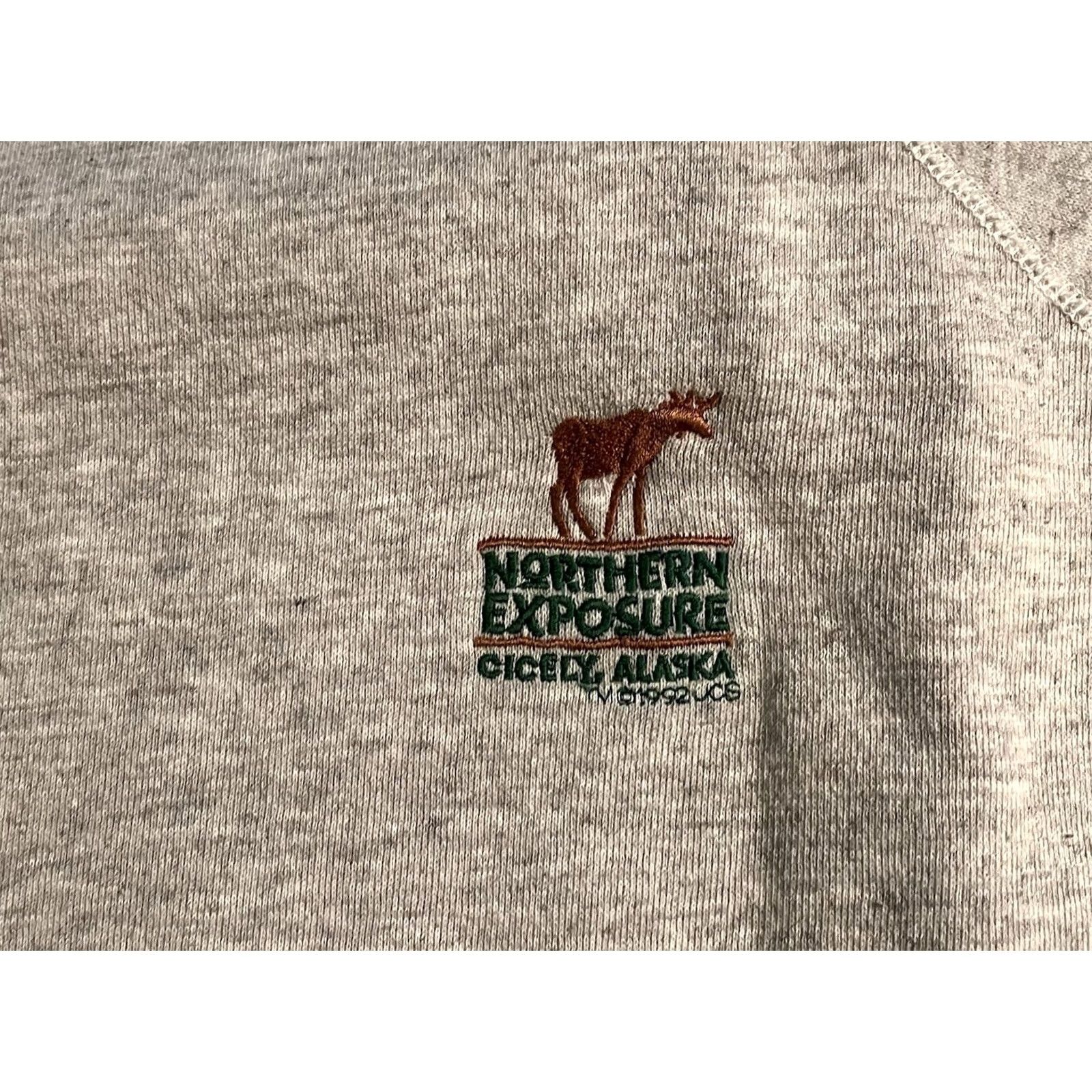 Tultex VINTAGE Northern Exposure Cicely Alaska Sweater Men’s XL Gray Knit Pullover 90s Logo Embroidered Mens Size US XL / EU 56 / 4 - 3 Thumbnail