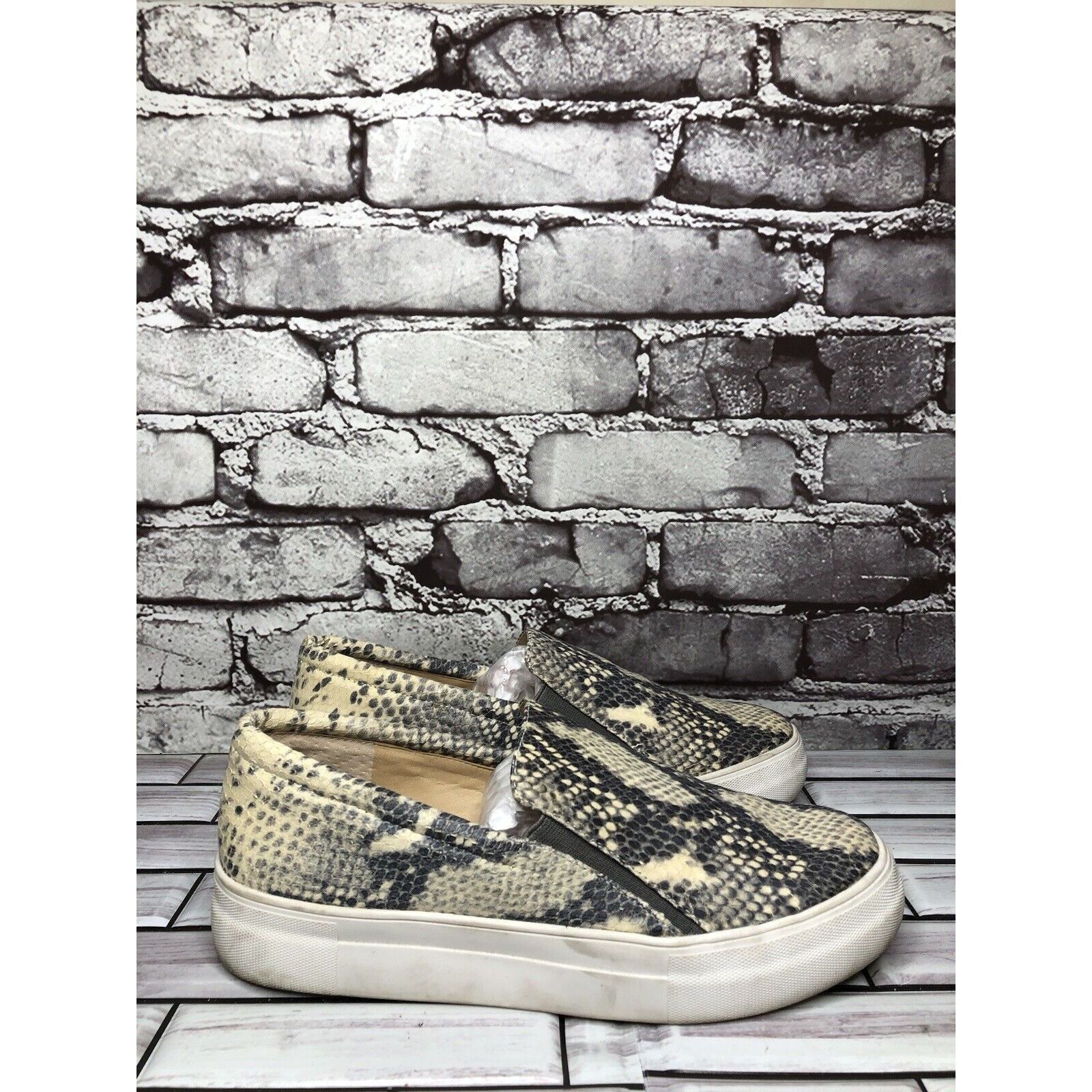 Vince Camuto Vince Camuto Korli 2 Ivory Leather SnakeSkin Slip On Sneaker Size US 7.5 / IT 37.5 - 3 Thumbnail