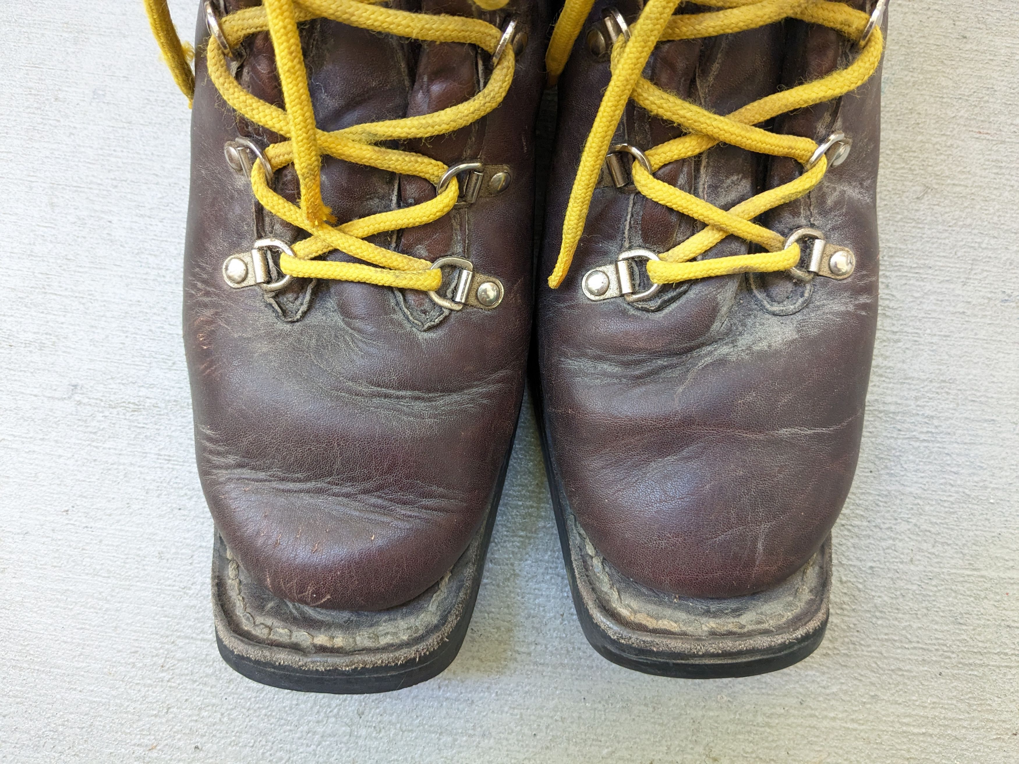 Vintage Vasque Ski Boots Brown 11 EE Wide Italy Hiking