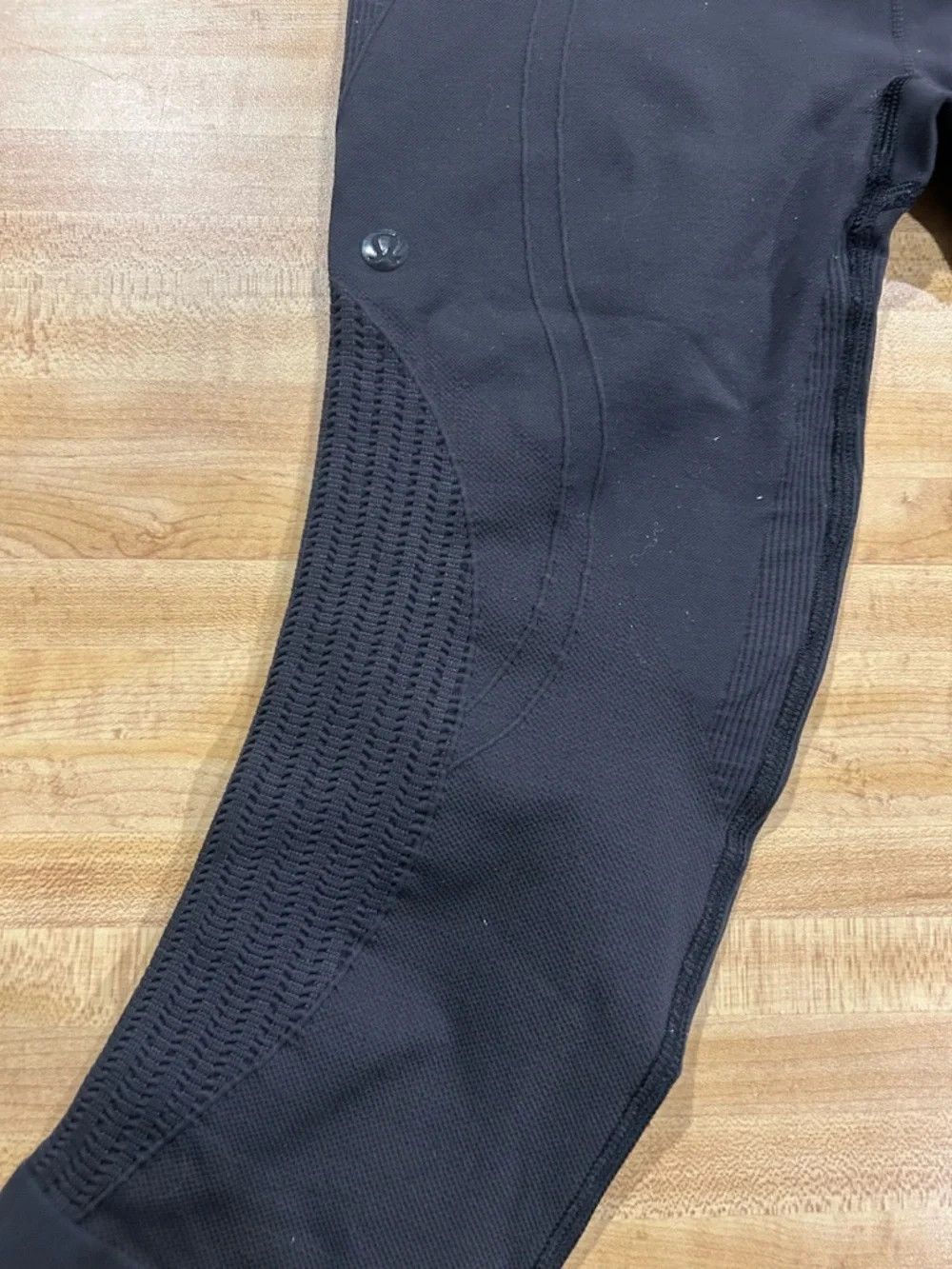Lululemon Lululemon Black Cropped Leggings with Textured Side Panels Size 24" / US 00 / IT 34 - 1 Thumbnail
