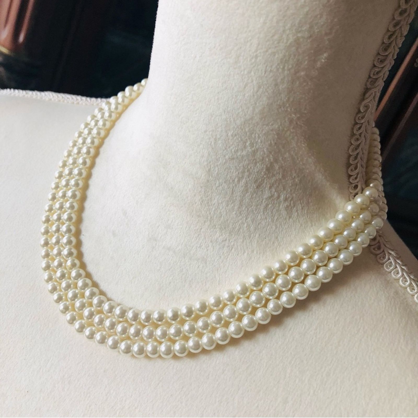 Vintage Vintage Feinberg triple strand white glass pearl necklace Size ONE SIZE - 6 Thumbnail