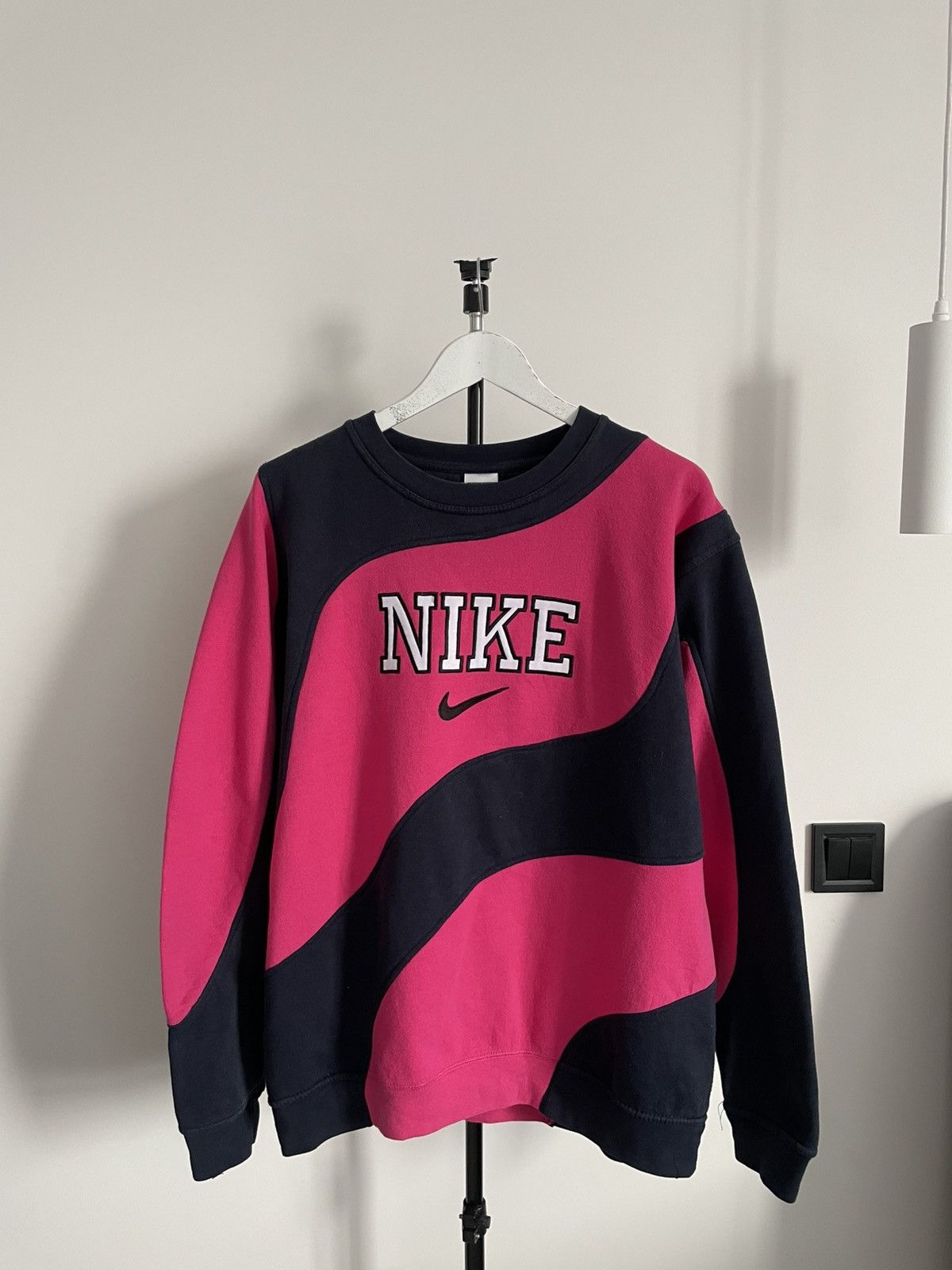 Nike Vintage 90ʼs Nike Rework Y2K Sweatshirt Black/Pink RARE Size US L / EU 52-54 / 3 - 1 Thumbnail