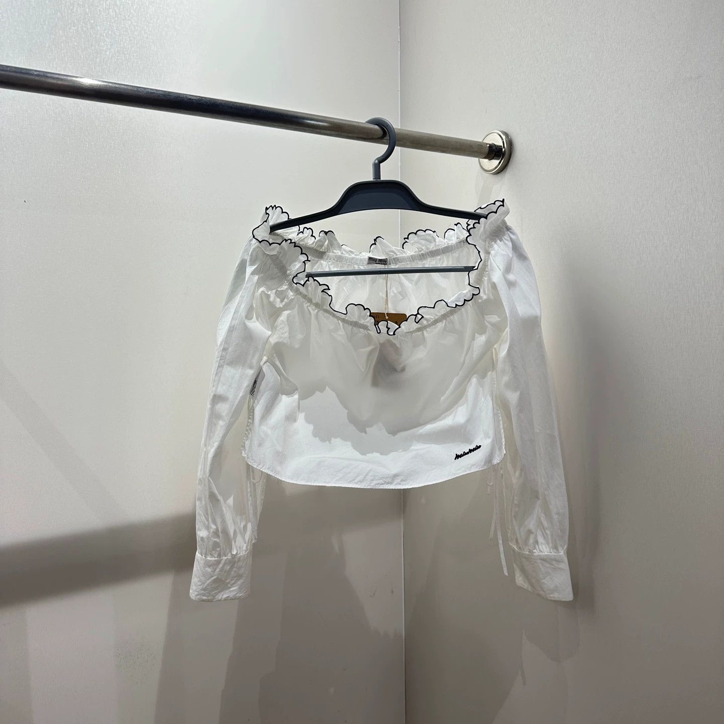 Miu Miu MiuMiu mar83 slogan-embro one-shoulder longsleeve 36 cotton Size XS / US 0-2 / IT 36-38 - 1 Thumbnail