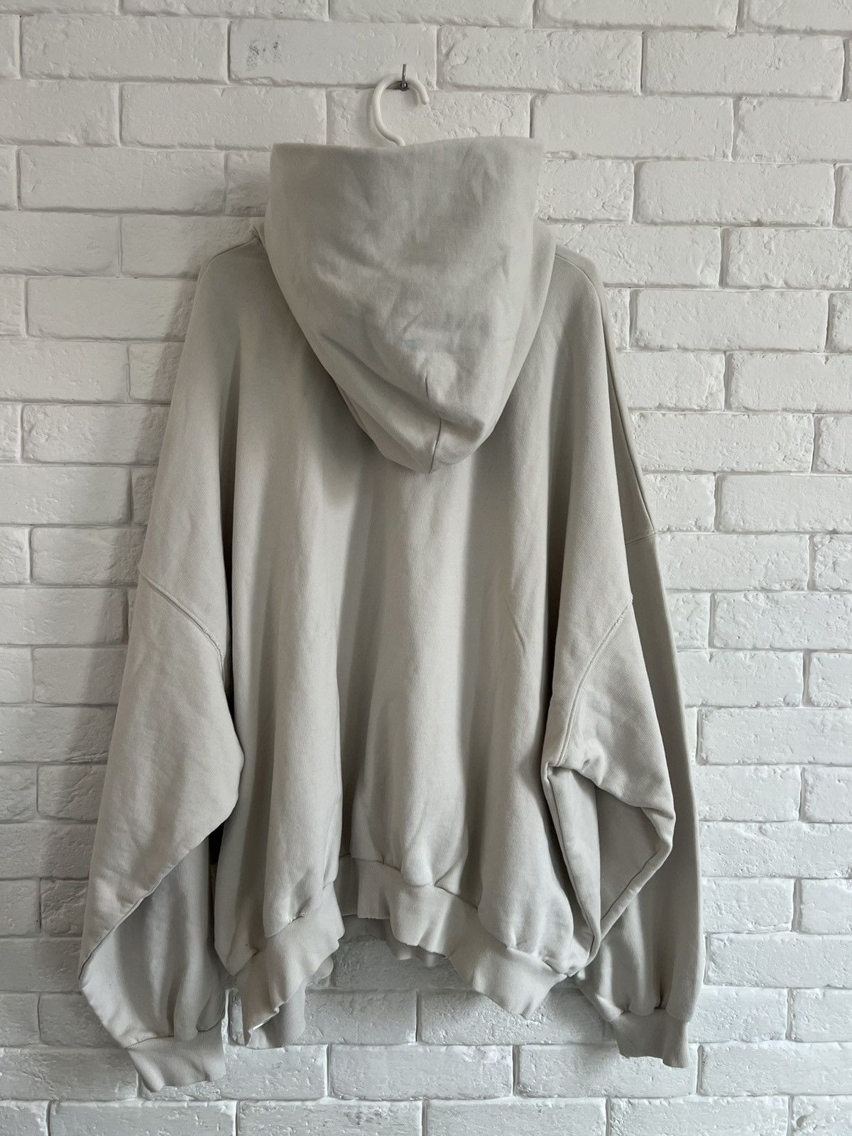 Balenciaga Balenciaga Apple Be different hoodie Size US L / EU 52-54 / 3 - 7 Thumbnail