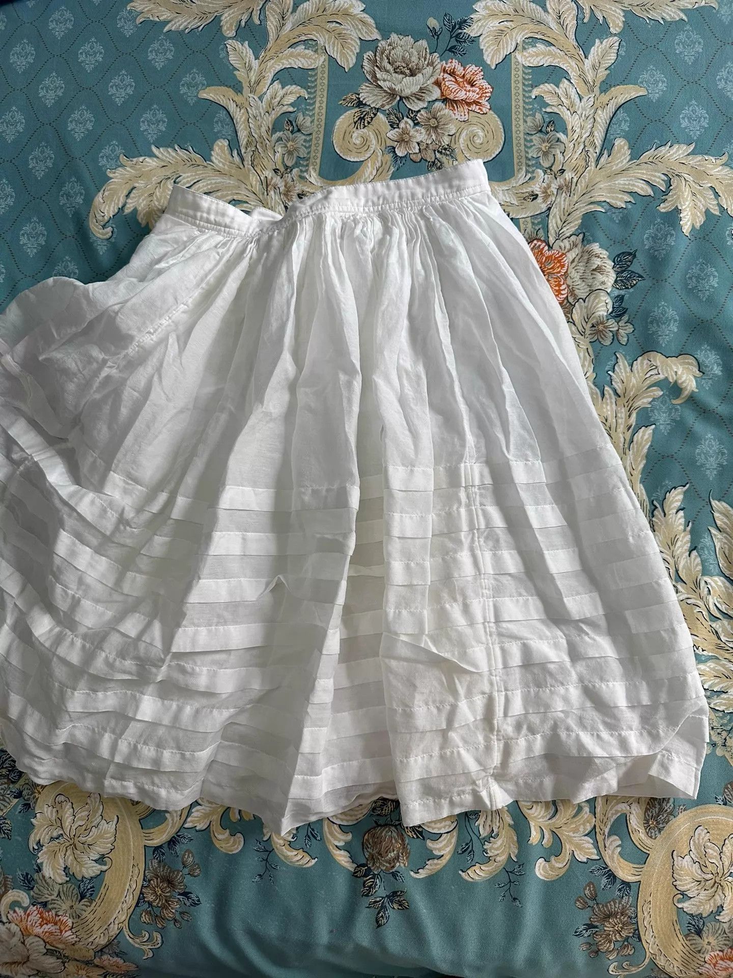 Burberry Burberry women's fluffy skirt 66waist 9/10 worn <10x Size 27" / US 4 / IT 40 - 1 Thumbnail