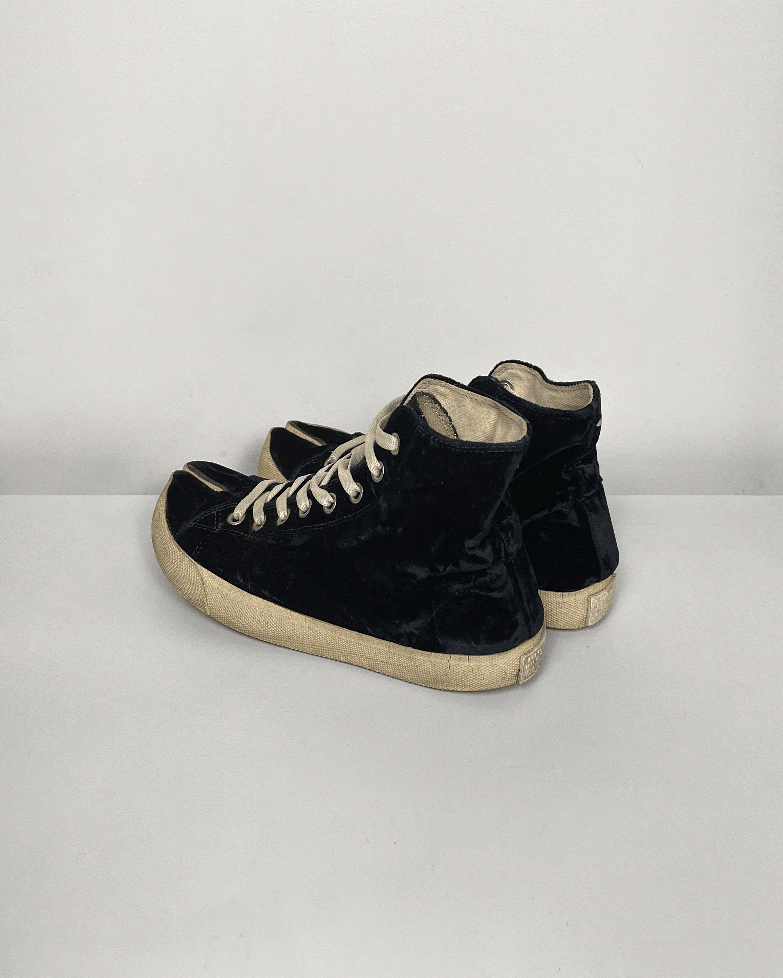 Maison Margiela Maison Margiela Velour Tabi High Top Sneakers Size US 9 / EU 42 - 2 Thumbnail