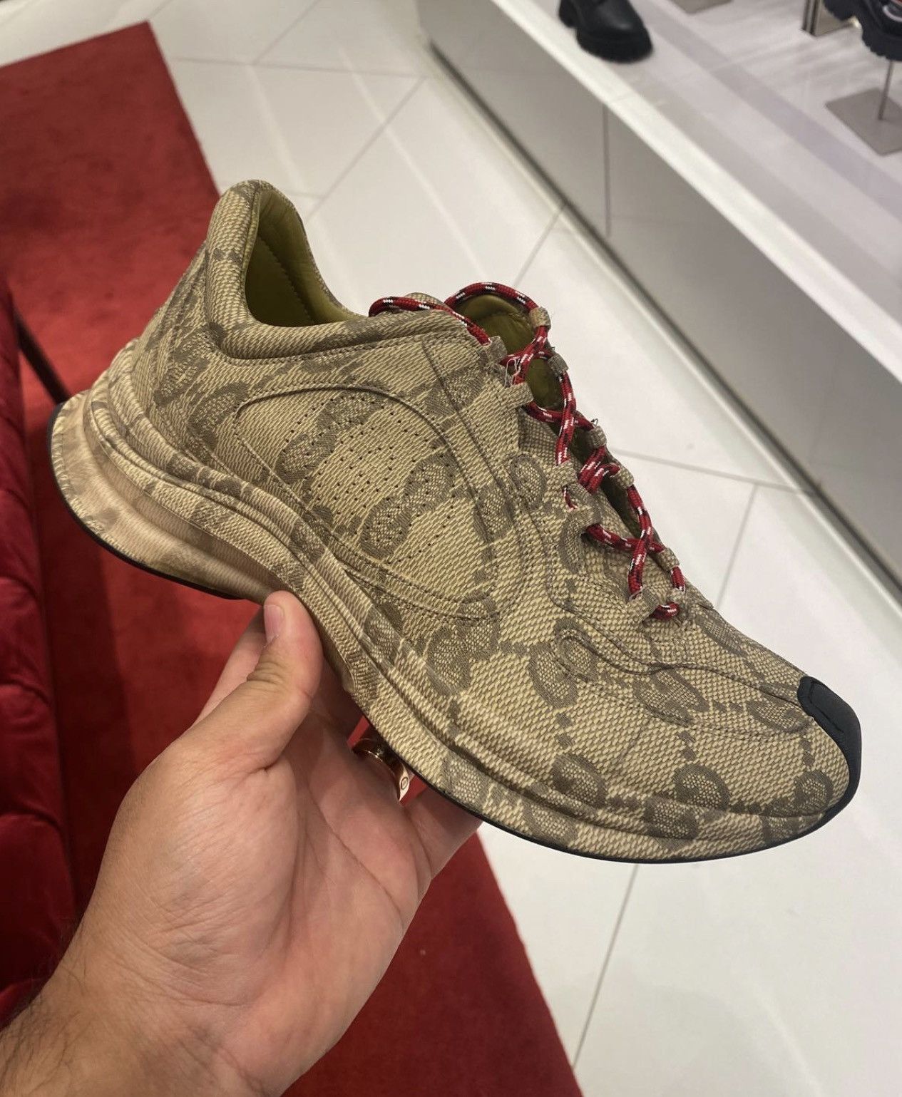Gucci Gucci Men's All Over Logo Runner Sneakers Size US 9 / EU 42 - 1 Thumbnail