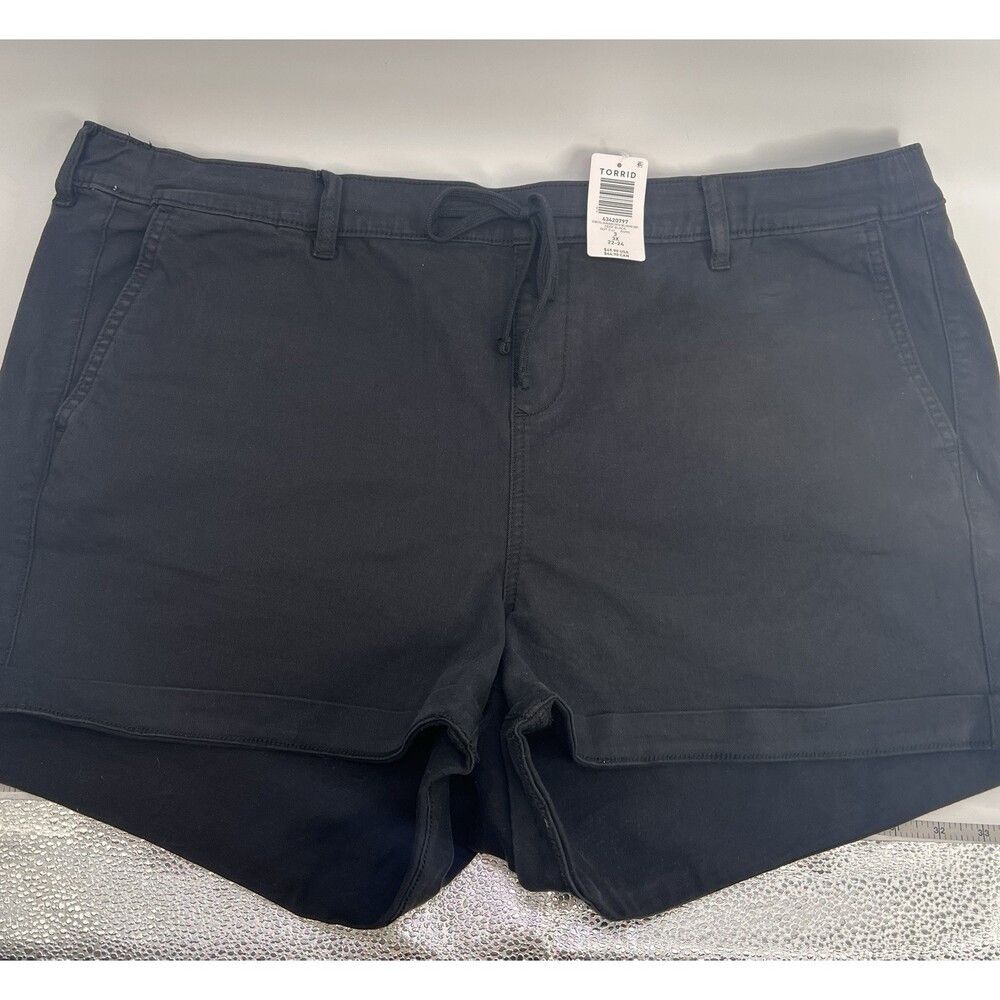 Torrid NWT Torrid 3.5” Pull-On Weekend Stretch Twill Stretch Short Size 40" / US 18 - 8 Thumbnail