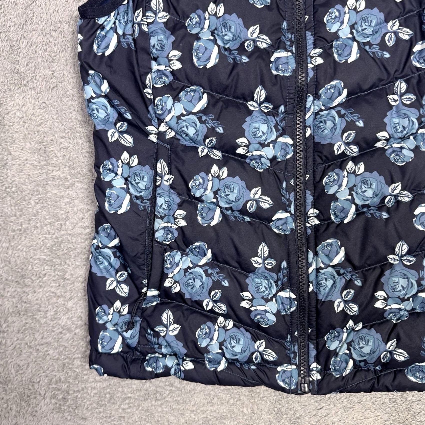 The North Face VINTAGE The North Face Puffer Vest 550 Goose Down Womens XS Blue Floral Zip Flare Size XS / US 0-2 / IT 36-38 - 2 Thumbnail