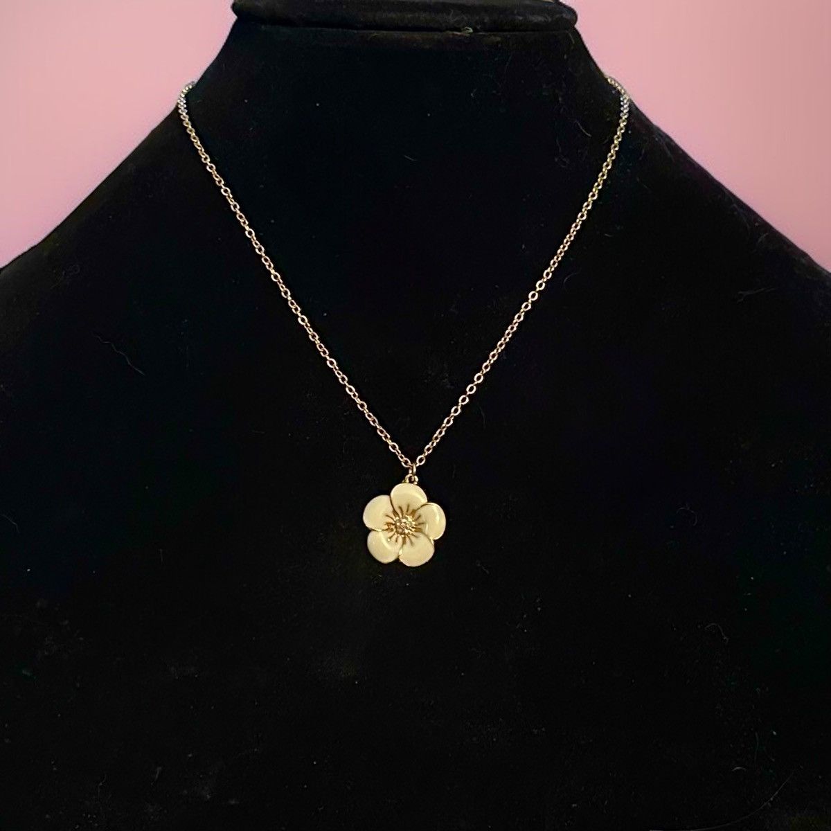Other Gold tone white enamel flower pendant necklace Size ONE SIZE - 1 Thumbnail
