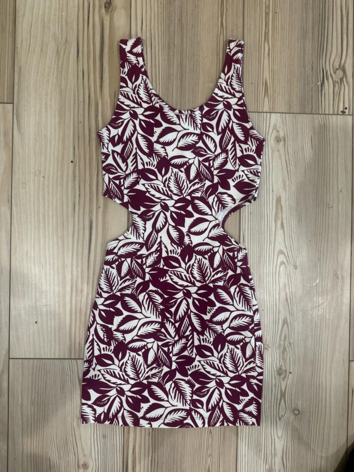 Other Charlotte Russe Maroon and White Leaf-Print Cutout Shorts Size S / US 4 / IT 40 - 3 Thumbnail