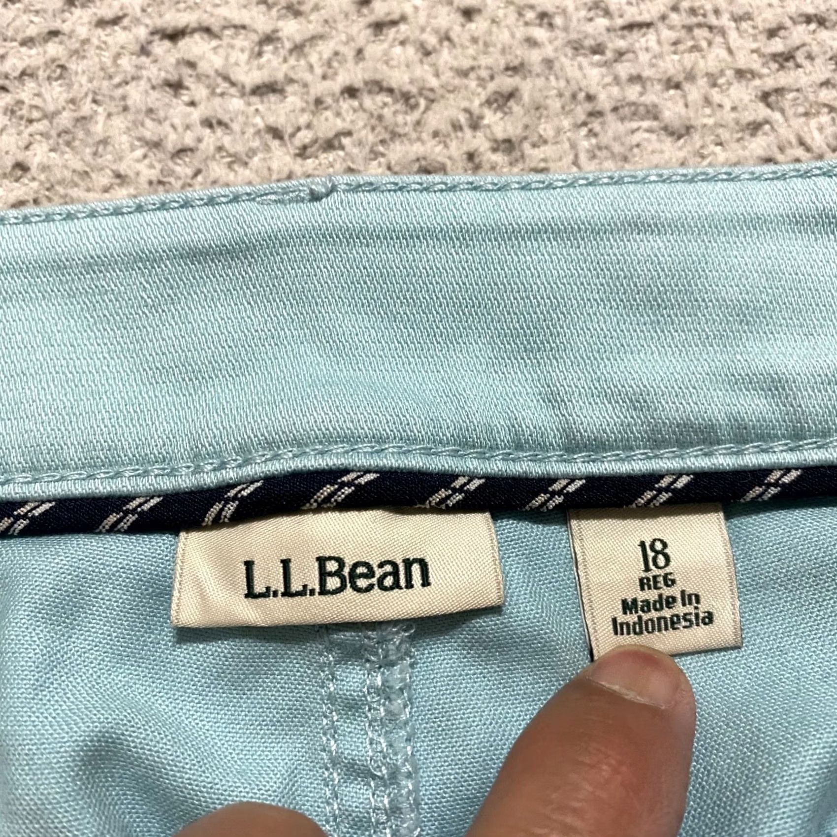 Vintage L.L. Bean Womens Shorts 18 Plus Blue Chino Inseam 9" Pockets Casual Outdoor 9 in Inseam High Rise Button Zipper Slim Size 40" / US 18 - 3 Thumbnail