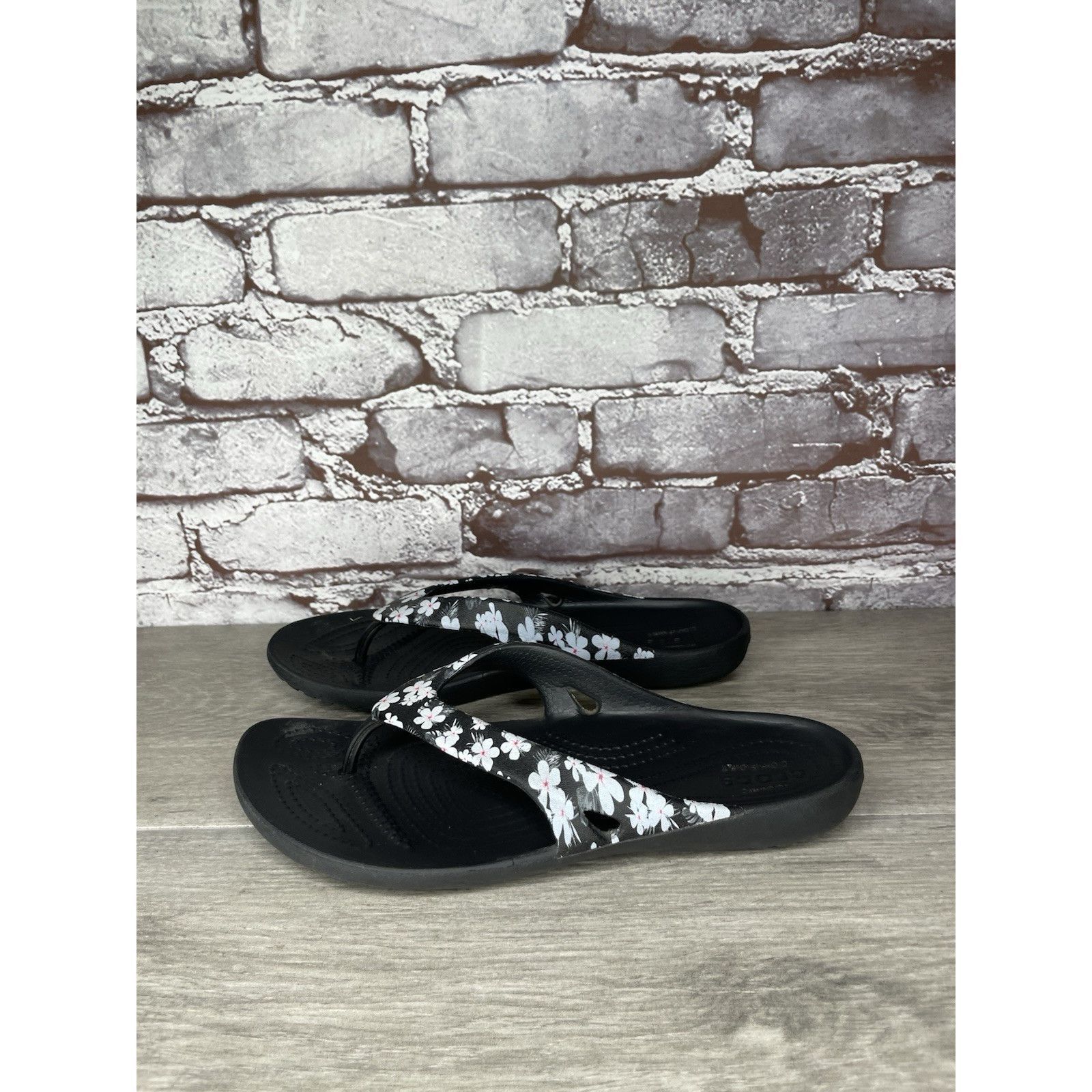 Crocs Crocs Kaydee II Gray Floral Seasonal Thong FlipFlops Sandals Size US 7 / IT 37 - 9 Thumbnail