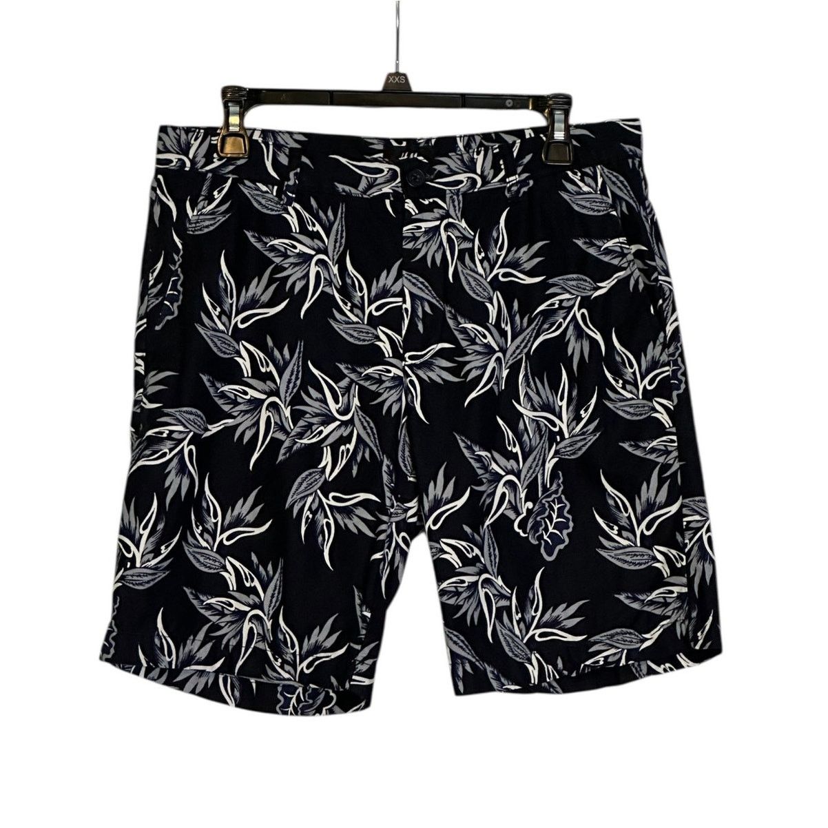 H&M H&M black white floral casual shorts size 32R Size US 32 / EU 48 - 1 Thumbnail