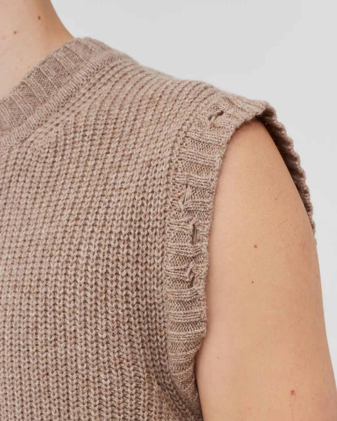Han Kjobenhavn !DS! SS23 Han Kjobenhavn Distressed Knit Beige Vest Size US M / EU 48-50 / 2 - 4 Thumbnail