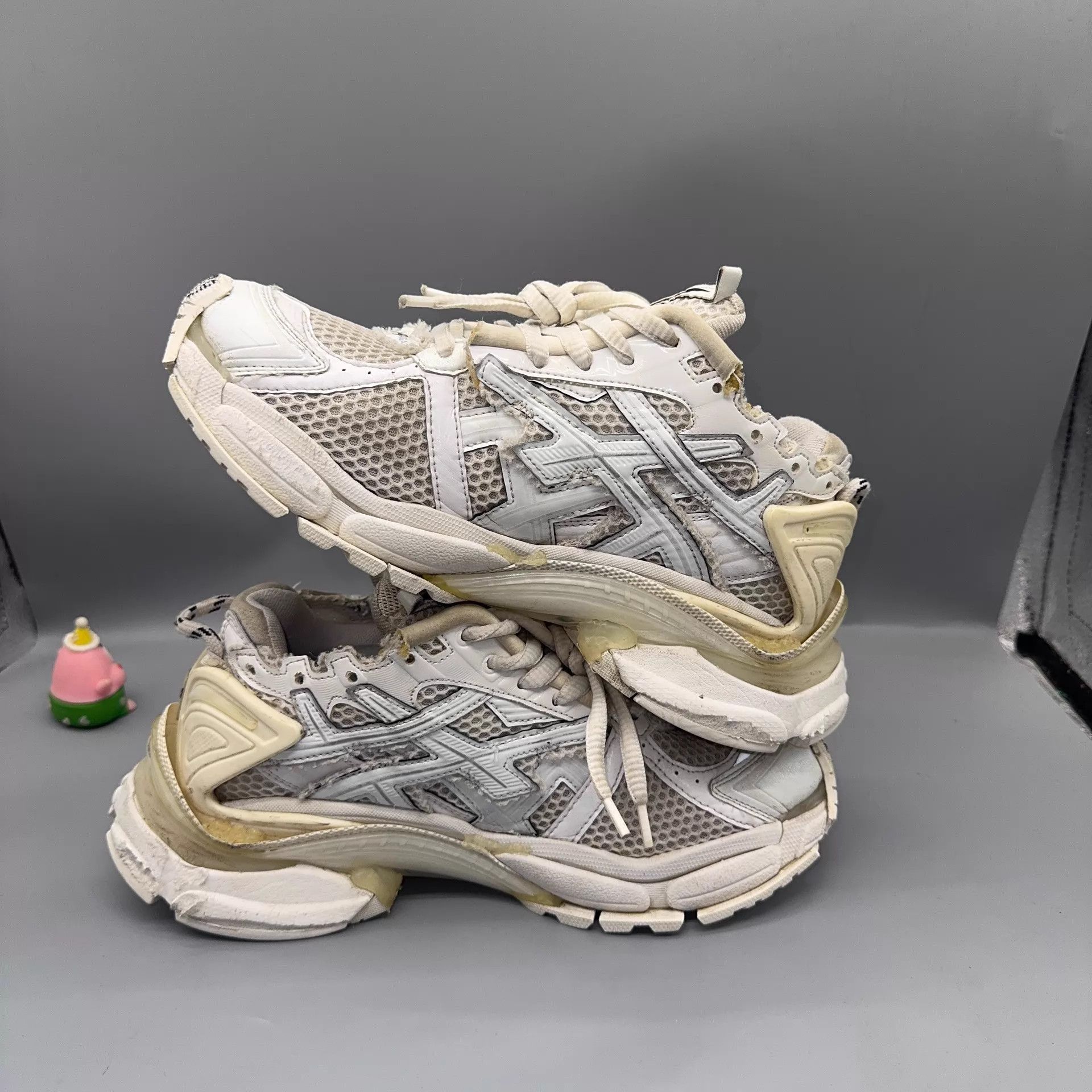 Balenciaga Balenciaga Runner White Distressed Sneakers Size US 9 / EU 42 - 6 Thumbnail