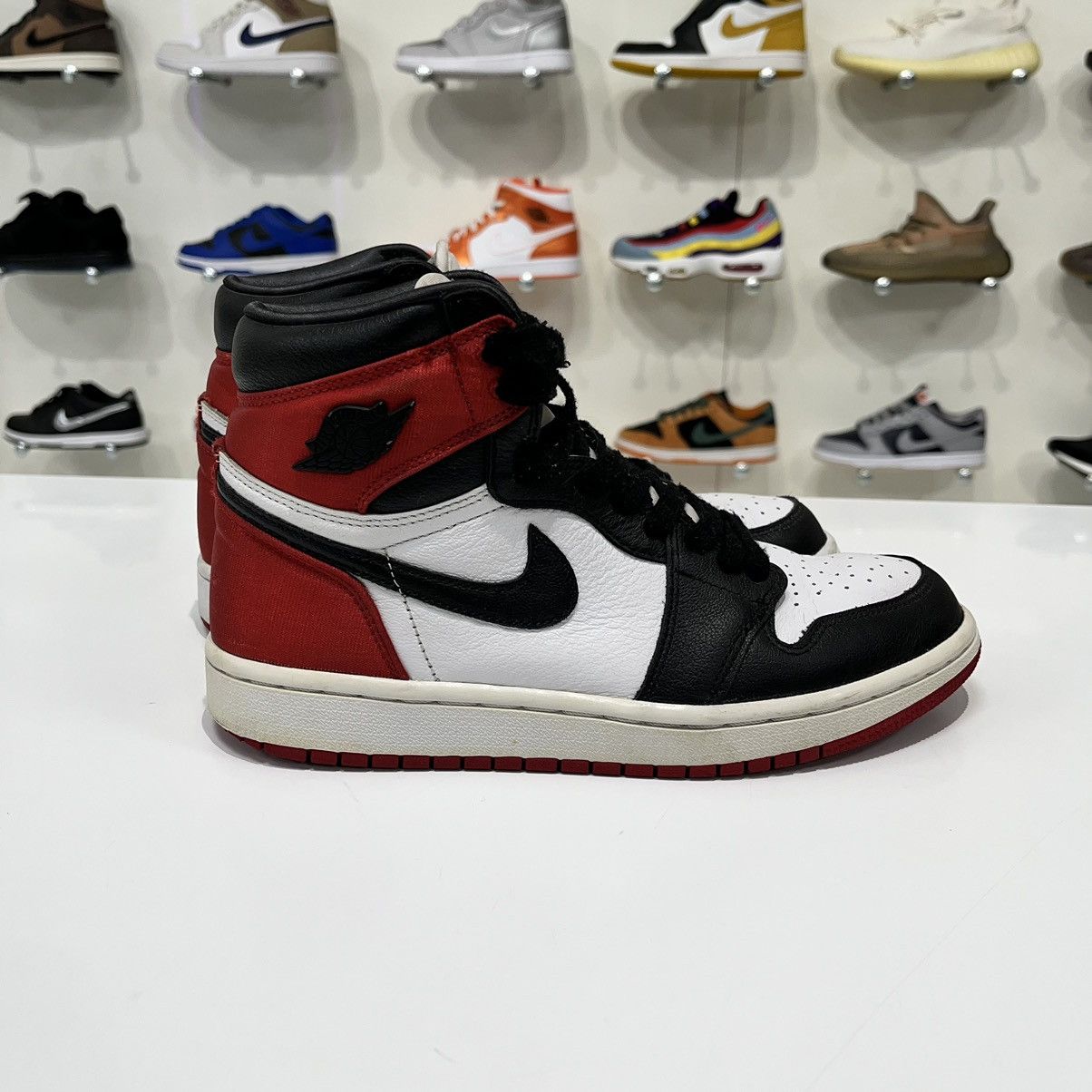 Nike Air Jordan 1 Retro High Satin Black Toe (W) Size US 7.5 / IT 37.5 - 5 Thumbnail