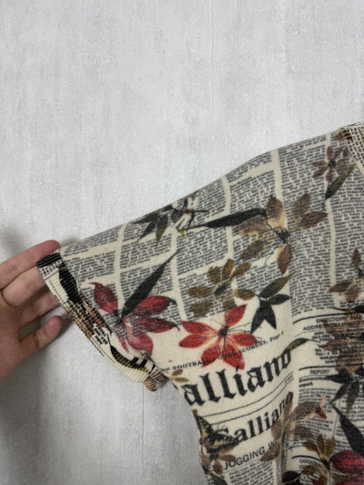 John Galliano John Galliano Newspaper Floral Print V-Neck Wool T-Shirt Size M / US 6-8 / IT 42-44 - 7 Thumbnail