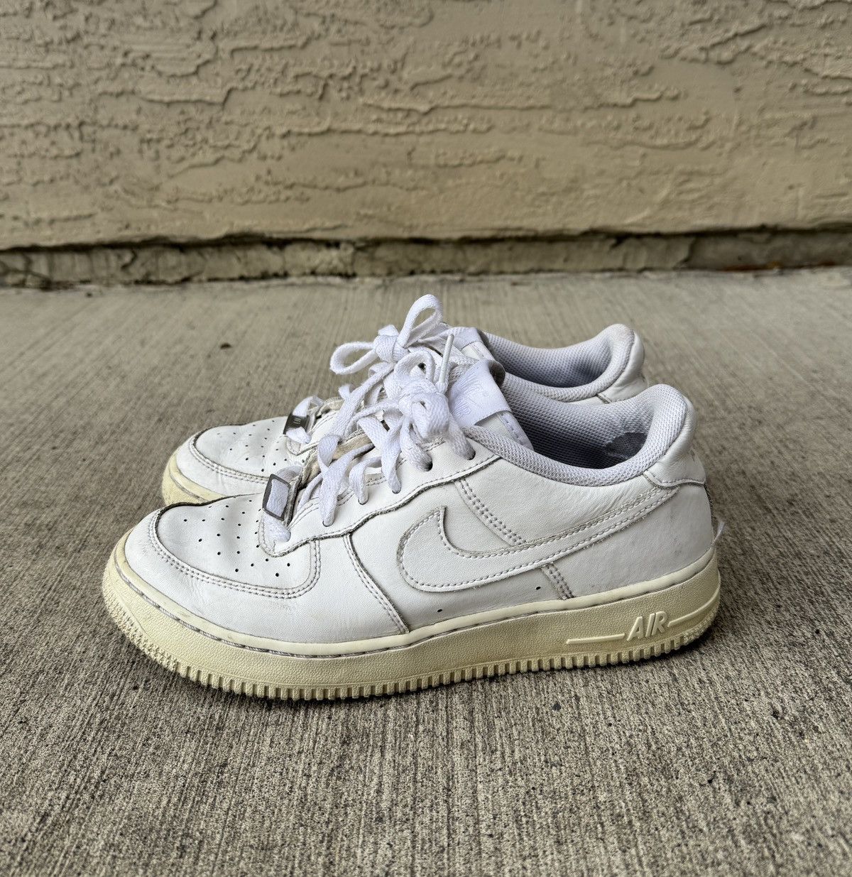 Nike CLASSIC WHITE NIKE AF1s Size US 6.5 / EU 39-40 - 1 Thumbnail
