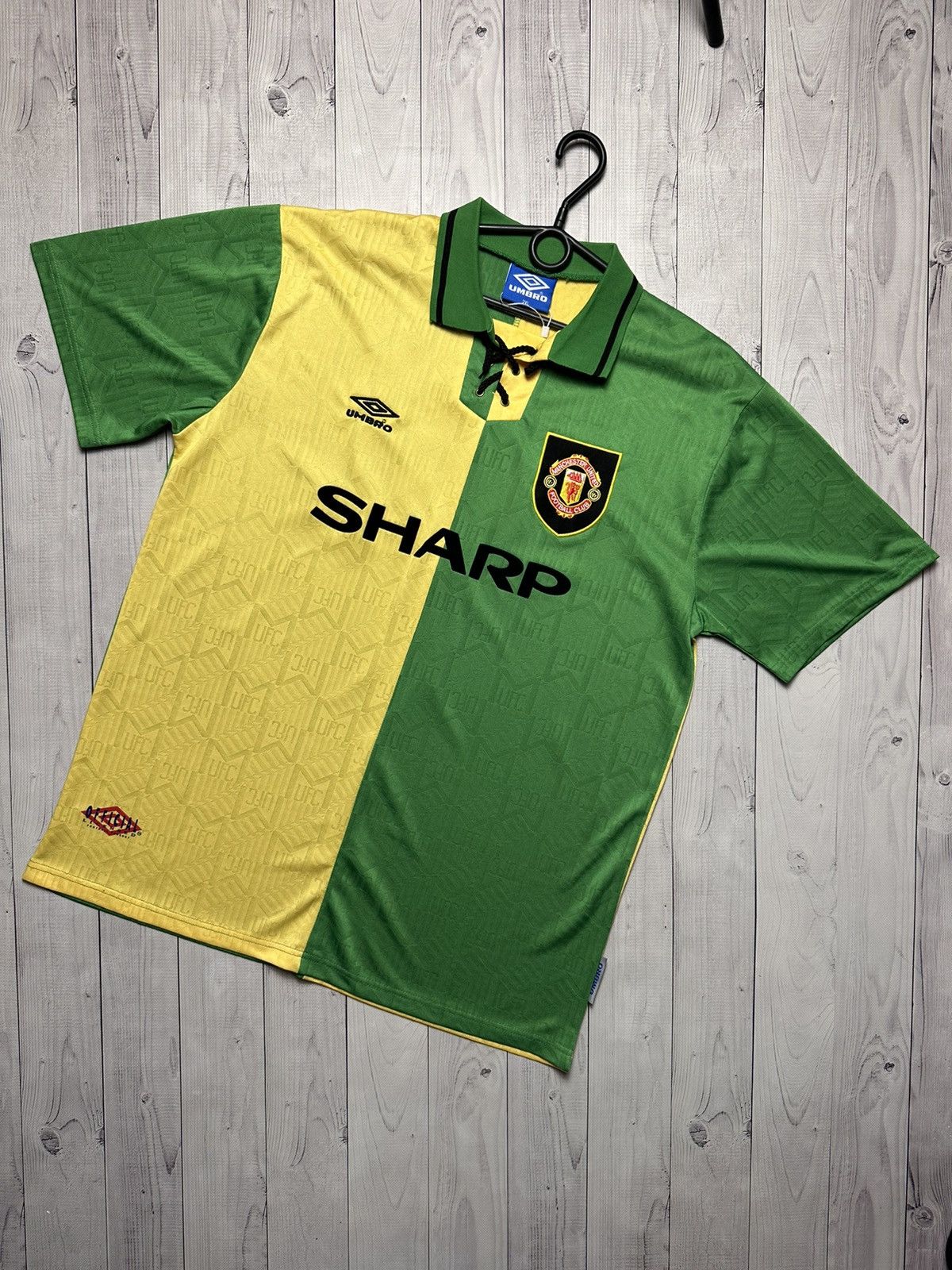 Vintage 1992-94 Manchester United Umbro Football Jersey size XL green  yellow