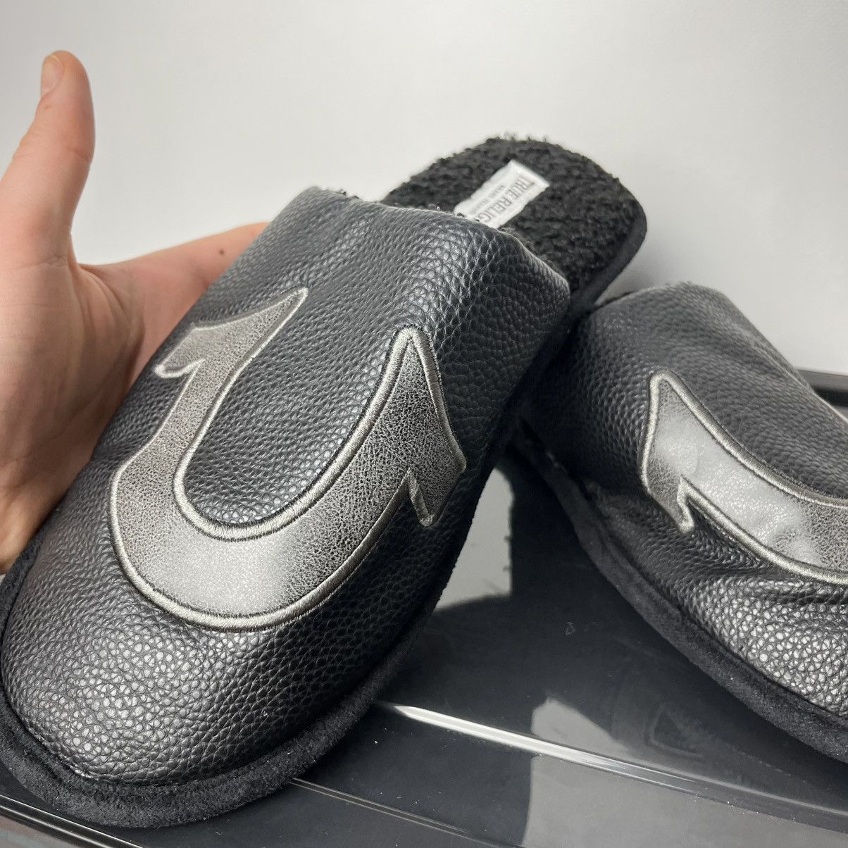 True Religion Y2k True Religion Men's Slippers e Black Leather Size 7/8 Size US 8 / EU 41 - 2 Thumbnail