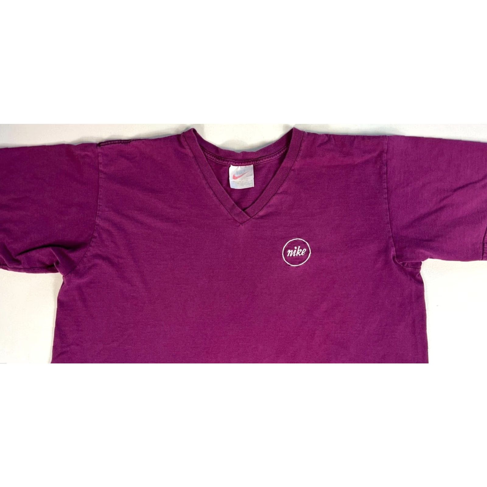 Nike VINTAGE Nike Men's T-Shirt Magenta V-Neck 90s Embroidered Logo Sz L Size US L / EU 52-54 / 3 - 3 Thumbnail