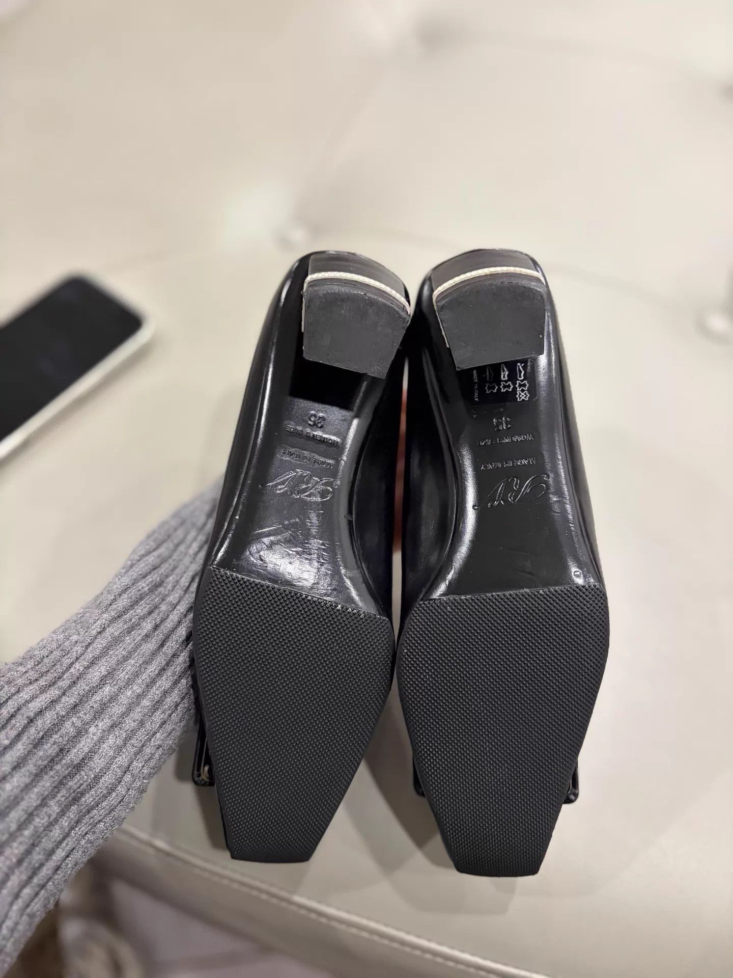 Roger Vivier RV Classic Black & White Lambskin Block Heel Pump Size 35 Size US 4.5 / IT 34.5 - 5 Thumbnail