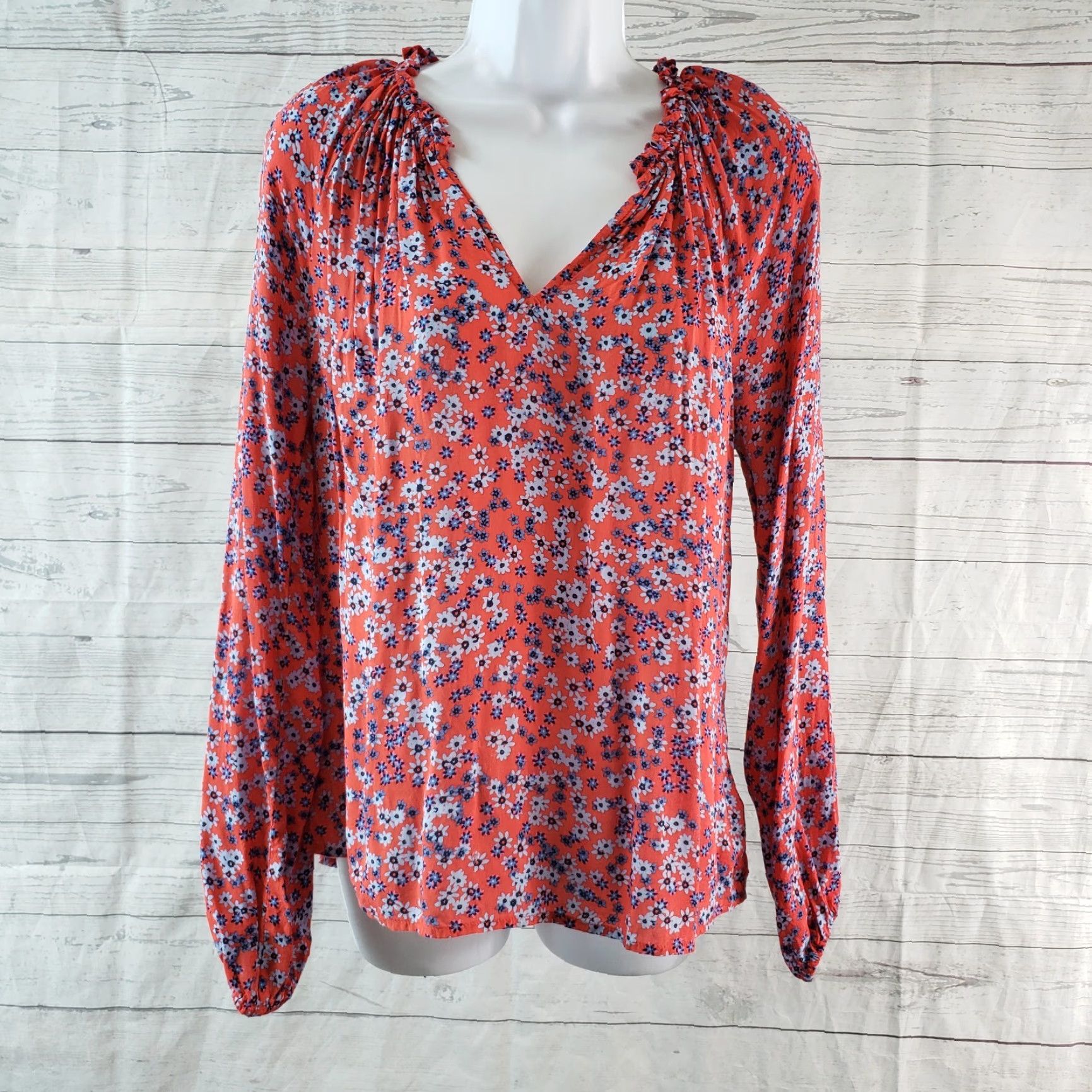 Gap Gap Blouse Shirt Womens Small Red Floral Long Sleeve V-Neck Rayon Shirt Red Floral Long Sleeve Gap Womens Small Size S / US 4 / IT 40 - 2 Thumbnail