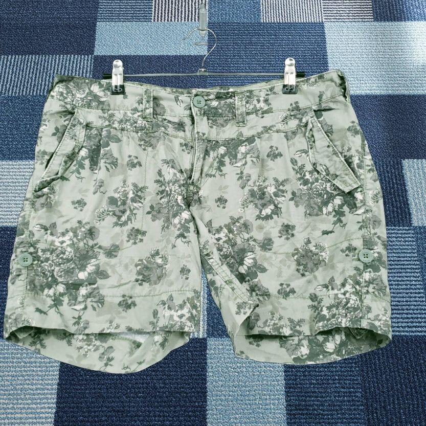 H&M H&M Shorts Womens 19 Green Chino Mid Rise Floral Flat Front Cotton Size 32" / US 10 / IT 46 - 1 Thumbnail