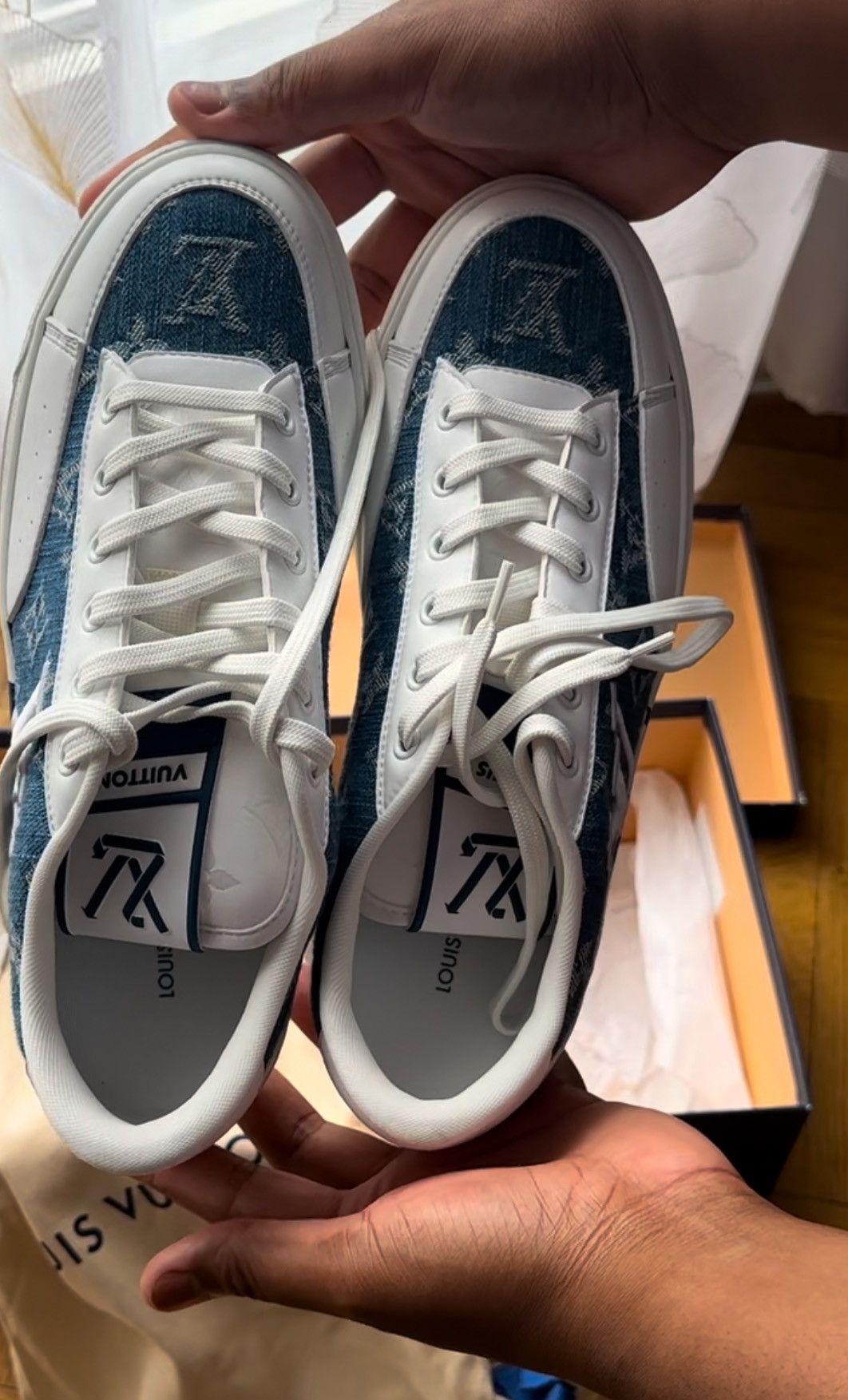 Louis Vuitton White and Blue louis vuitton sneakers Size US 10 / IT 40 - 3 Thumbnail