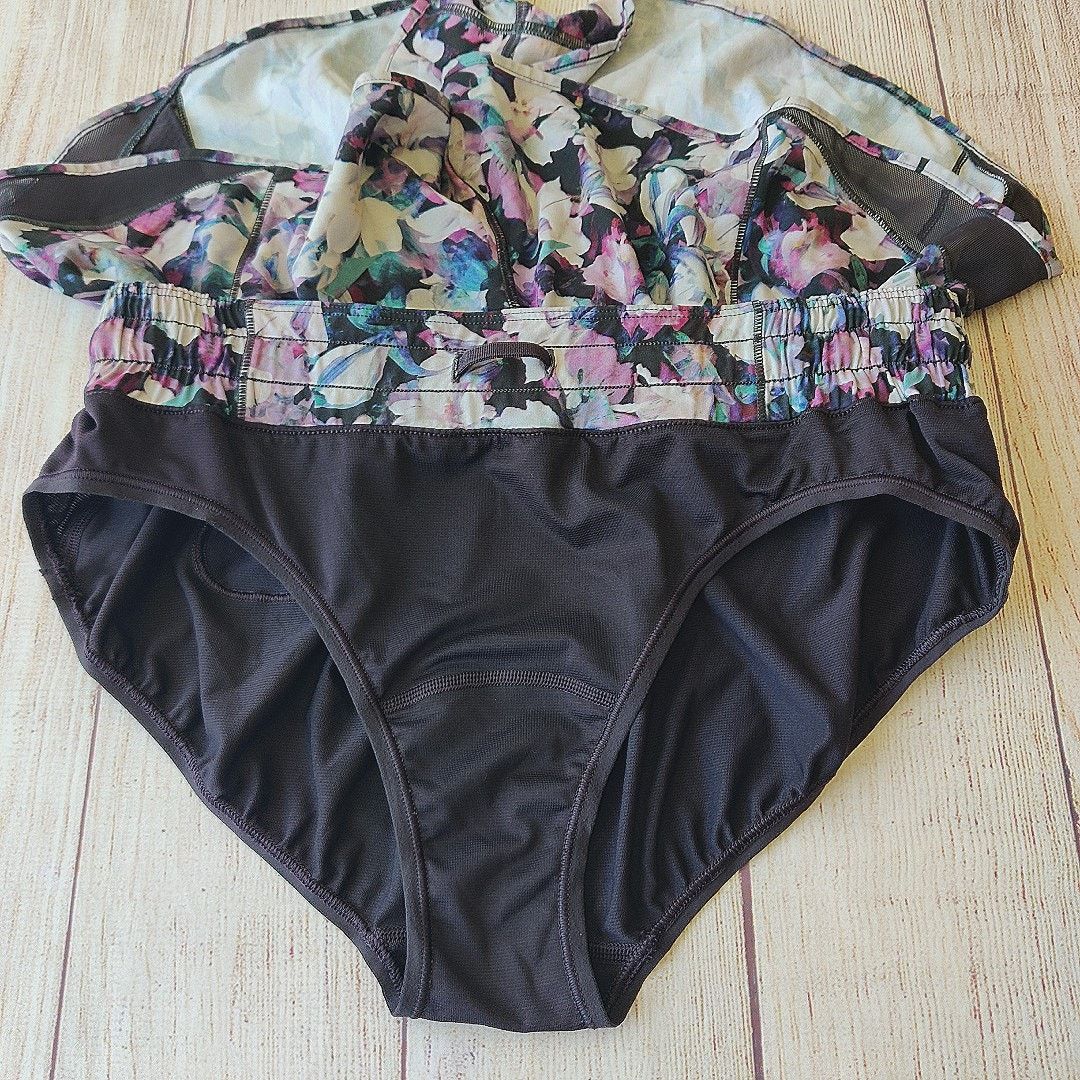 Lululemon Hotty Hot Short II *2.5" Utopia Multi / Deep Phantom sz 10 Size 32" / US 10 / IT 46 - 8 Thumbnail