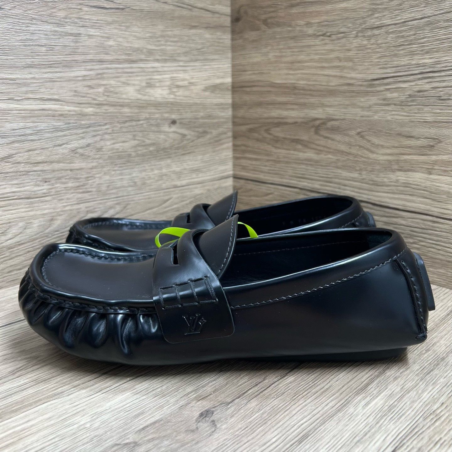Louis Vuitton Louis Vuitton Black Lowtop Sneakers 8 Men Size US 8 / EU 41 - 1 Thumbnail