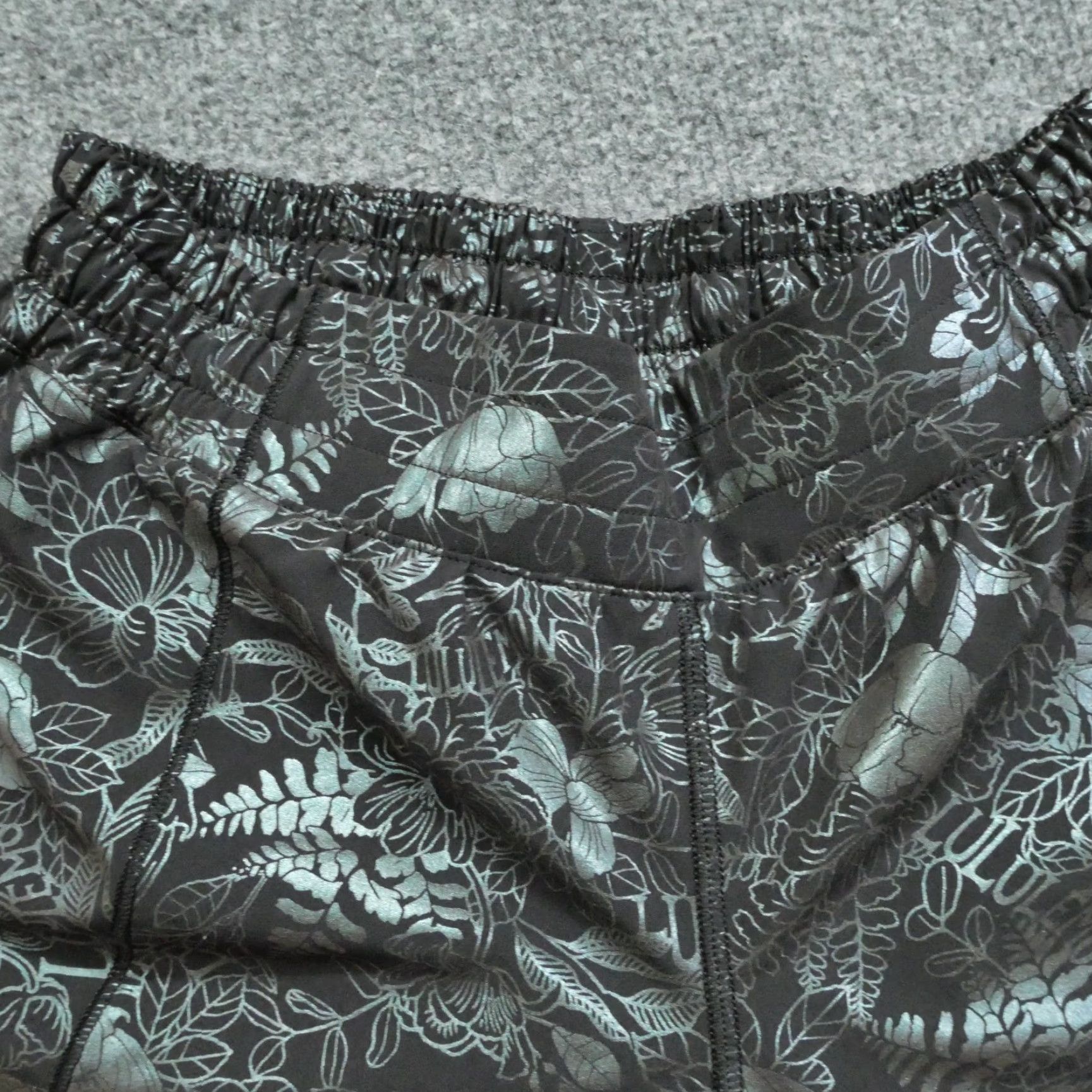 Lululemon Lululemon Shorts Womens 6 Black Green Floral Running Yoga Gym & Training Women 6 Black Size 28" / US 6 / IT 42 - 4 Thumbnail