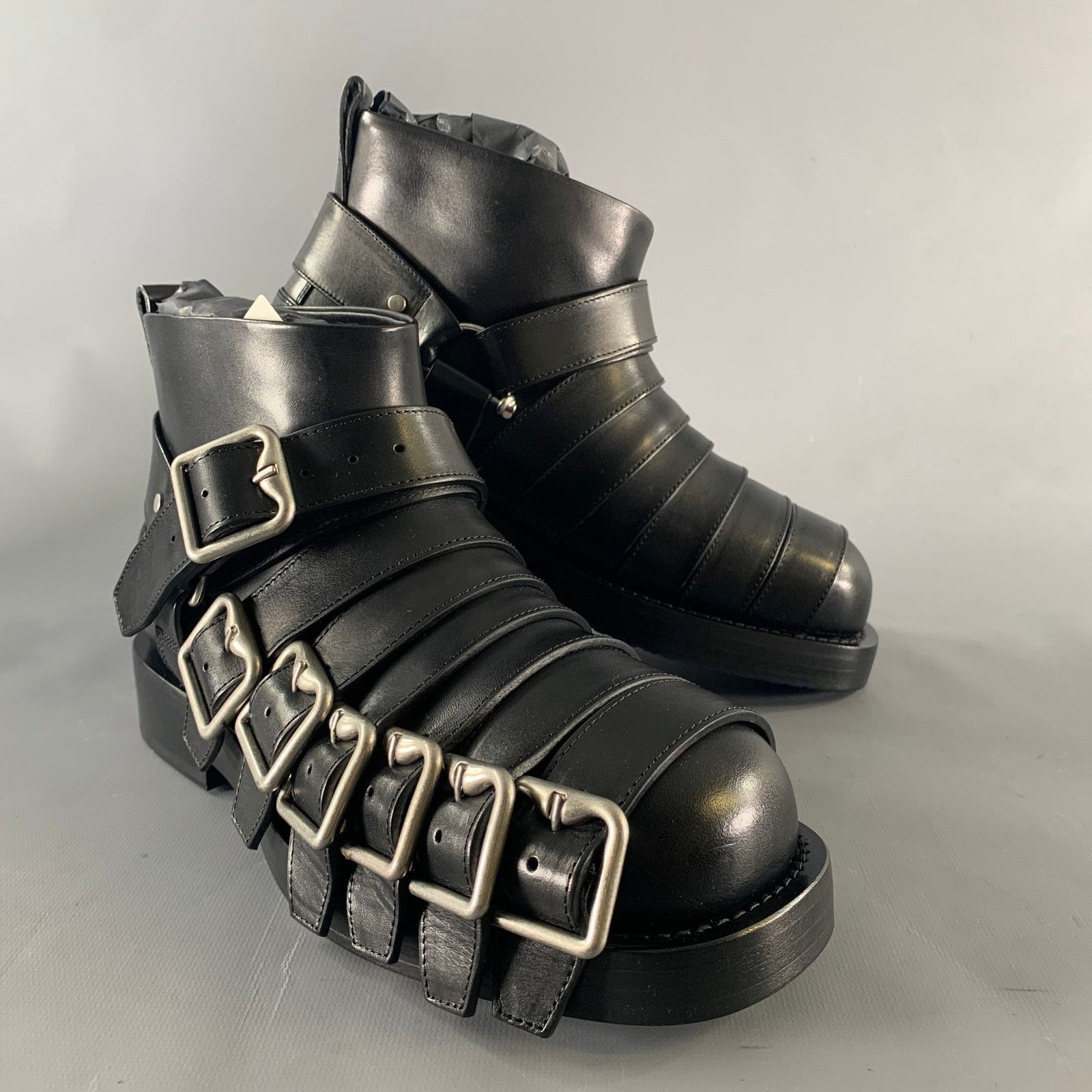 BURBERRY Size 7 Black Leather Pull On Boots display picture 1