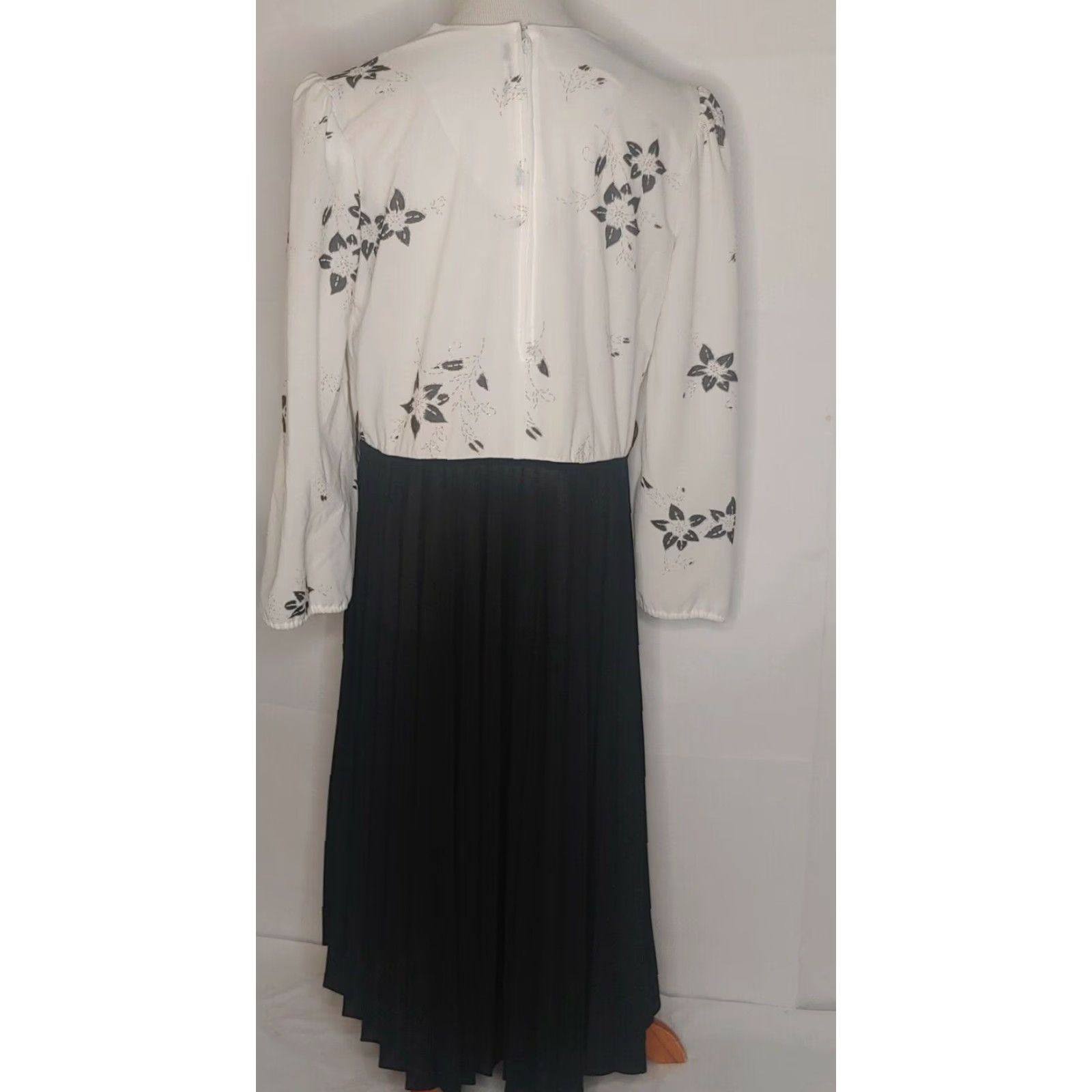 Vintage VINTAGE Cathy Sue Dress Large Floral Long Sleeve Knee Length 1970s Pleated Zip Back Zipper Sheer Stretch Polyester Women Size L / US 10 / IT 46 - 3 Thumbnail