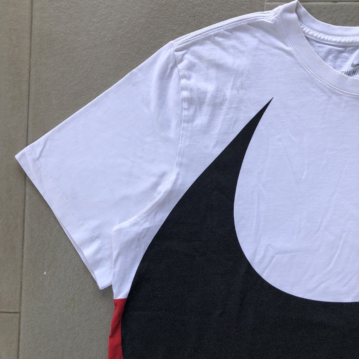 Nike Nike big swoosh tshirt Size US XL / EU 56 / 4 - 4 Thumbnail