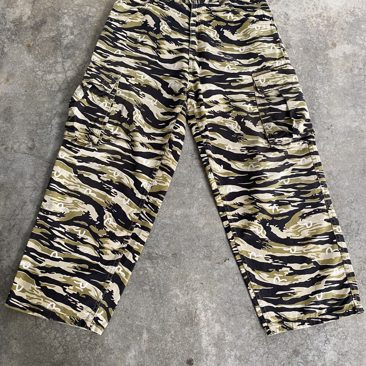 Evisu 2000’s Evisu Japan Camo Tiger Stripe Baggy Cargo Pants Size US 32 / EU 48 - 5 Thumbnail