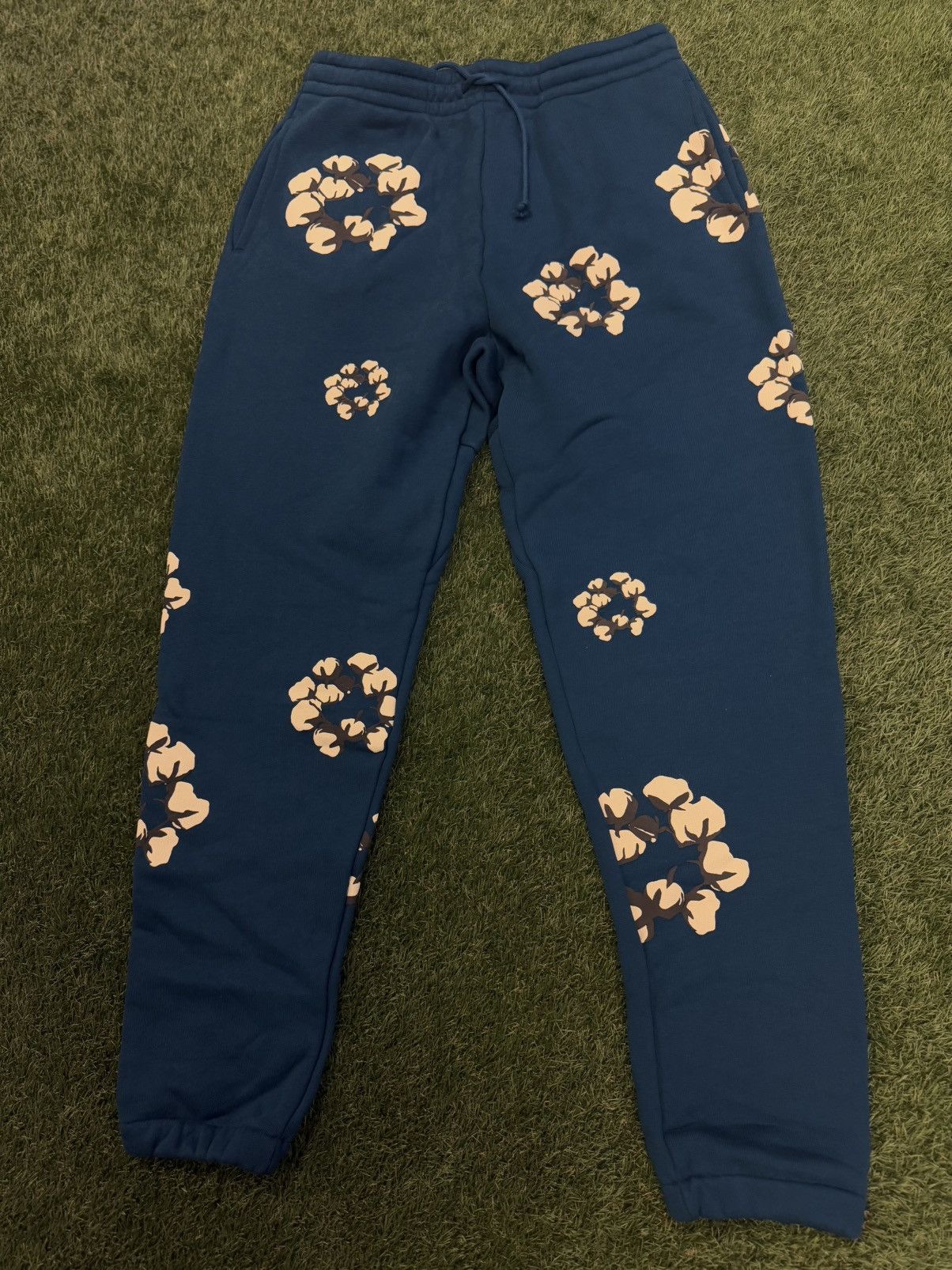 Cactus Plant Flea Market × DENIM TEARS Denim Tears x CPFM Cotton Wreath Sweatpants (M) (NEW) Size US 29 - 2 Thumbnail