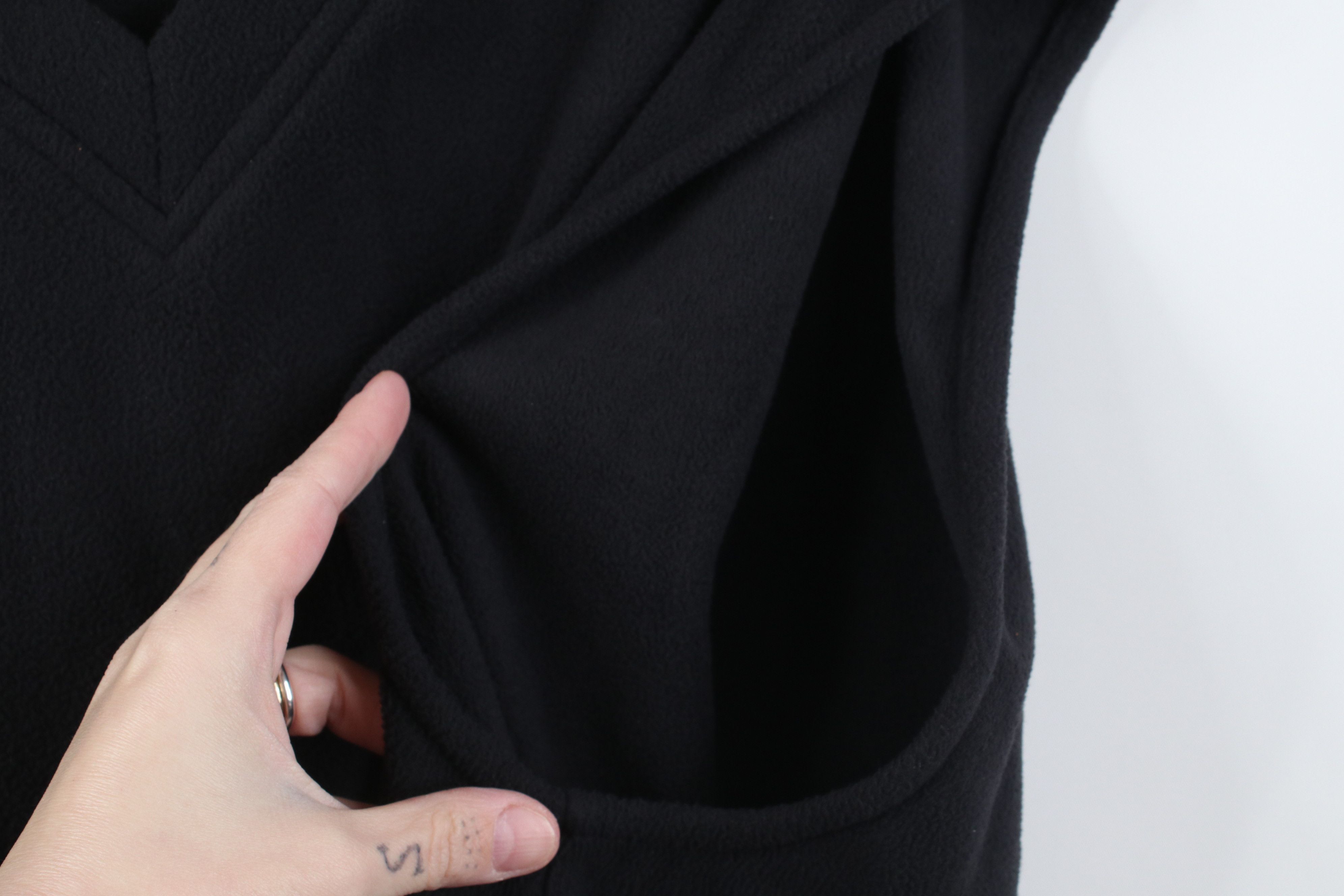 Woolrich Woolen Mills Vintage 90s Woolrich Blank Fleece V-Neck Sweater Vest Black Size US L / EU 52-54 / 3 - 8 Thumbnail