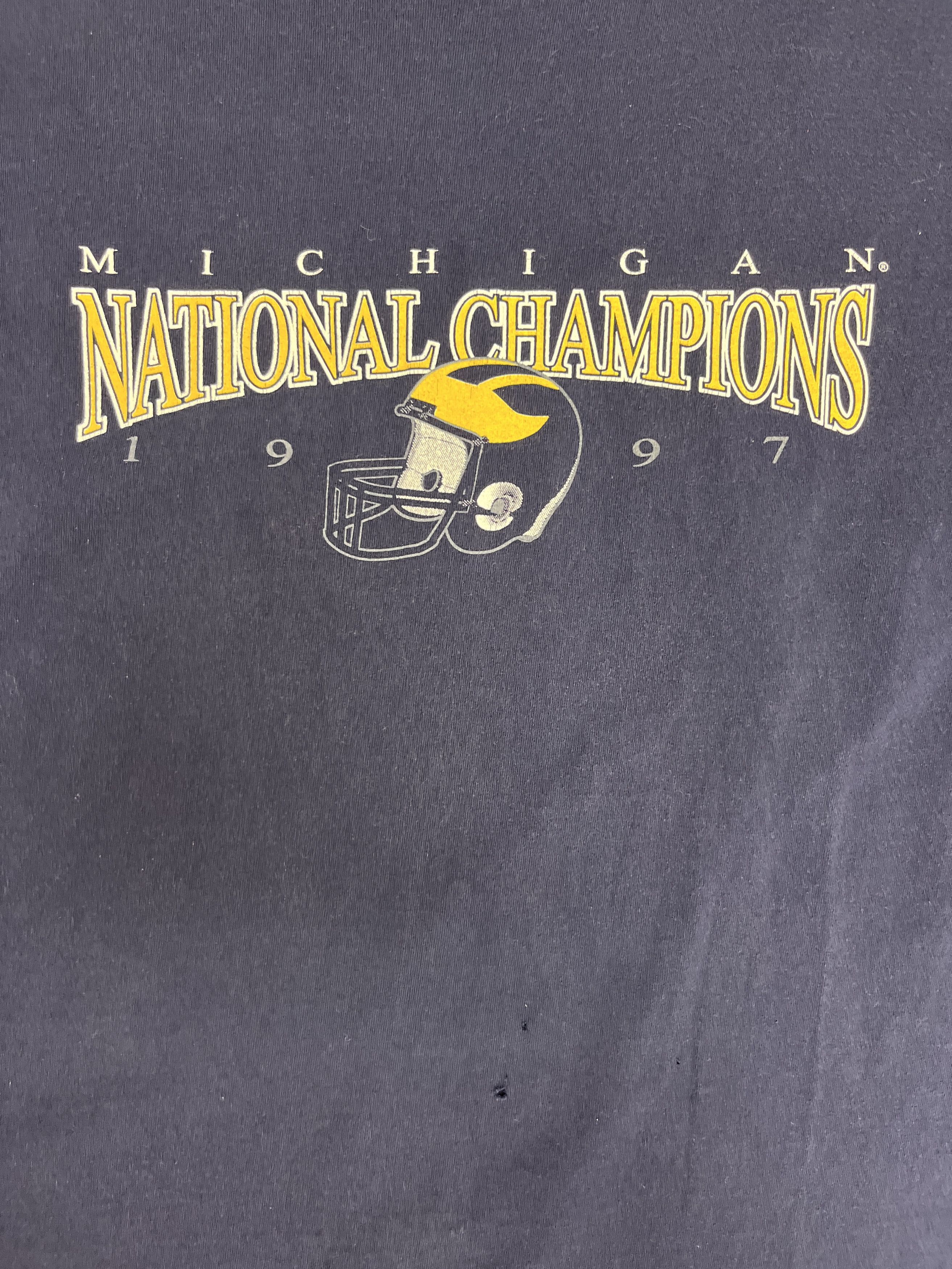 Vintage Michigan Wolverines National Champions 1997 Vintage T-Shirt Size US XL / EU 56 / 4 - 2 Thumbnail