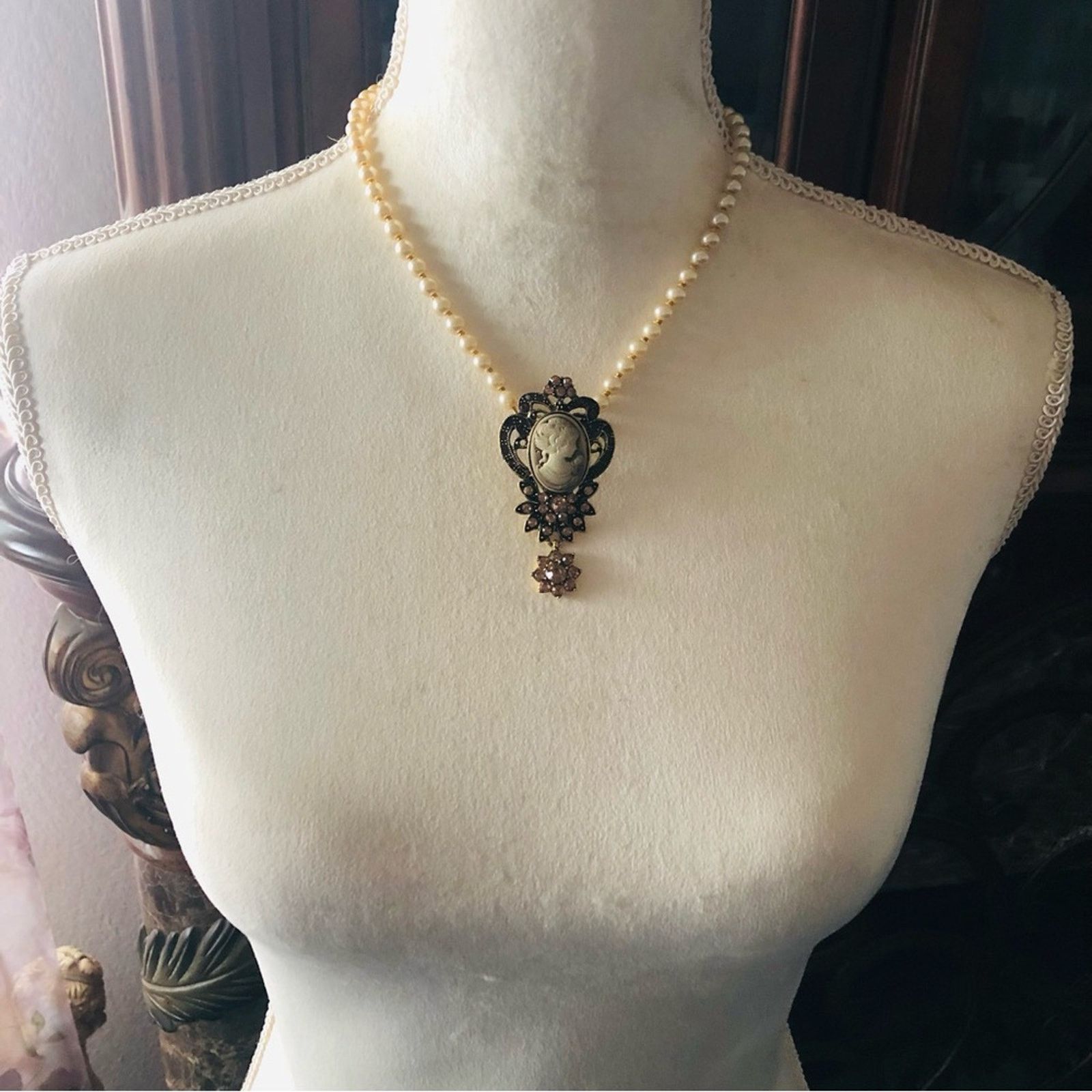 Handmade Handcrafted repurpose victorian lady cameo Pearl necklace Size ONE SIZE - 6 Thumbnail