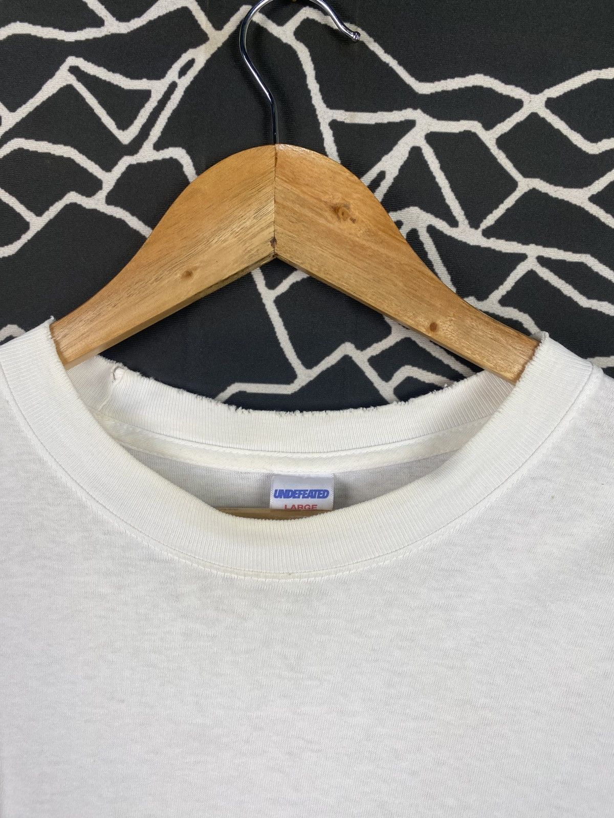 Undefeated Vintage Undefeated Distress Backhit logo Tshirt Size US XL / EU 56 / 4 - 5 Thumbnail
