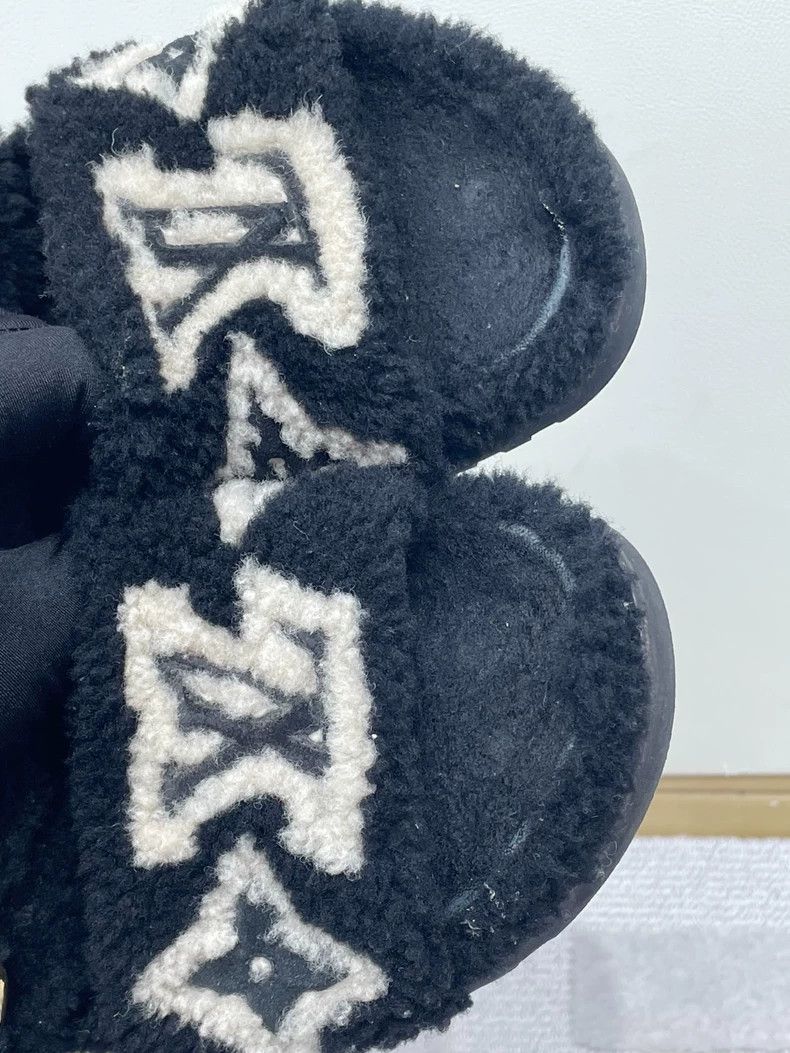 Louis Vuitton Louis Vuitton Black and white teddy furry slippers Size US 7.5 / IT 37.5 - 9 Thumbnail