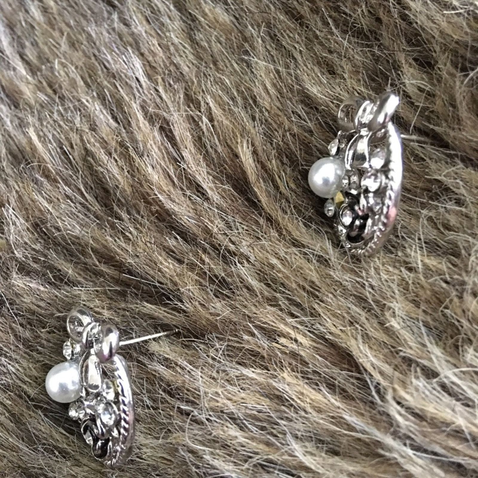 Jewelry Silver tone rhinestone bow pierced earrings Size ONE SIZE - 3 Thumbnail
