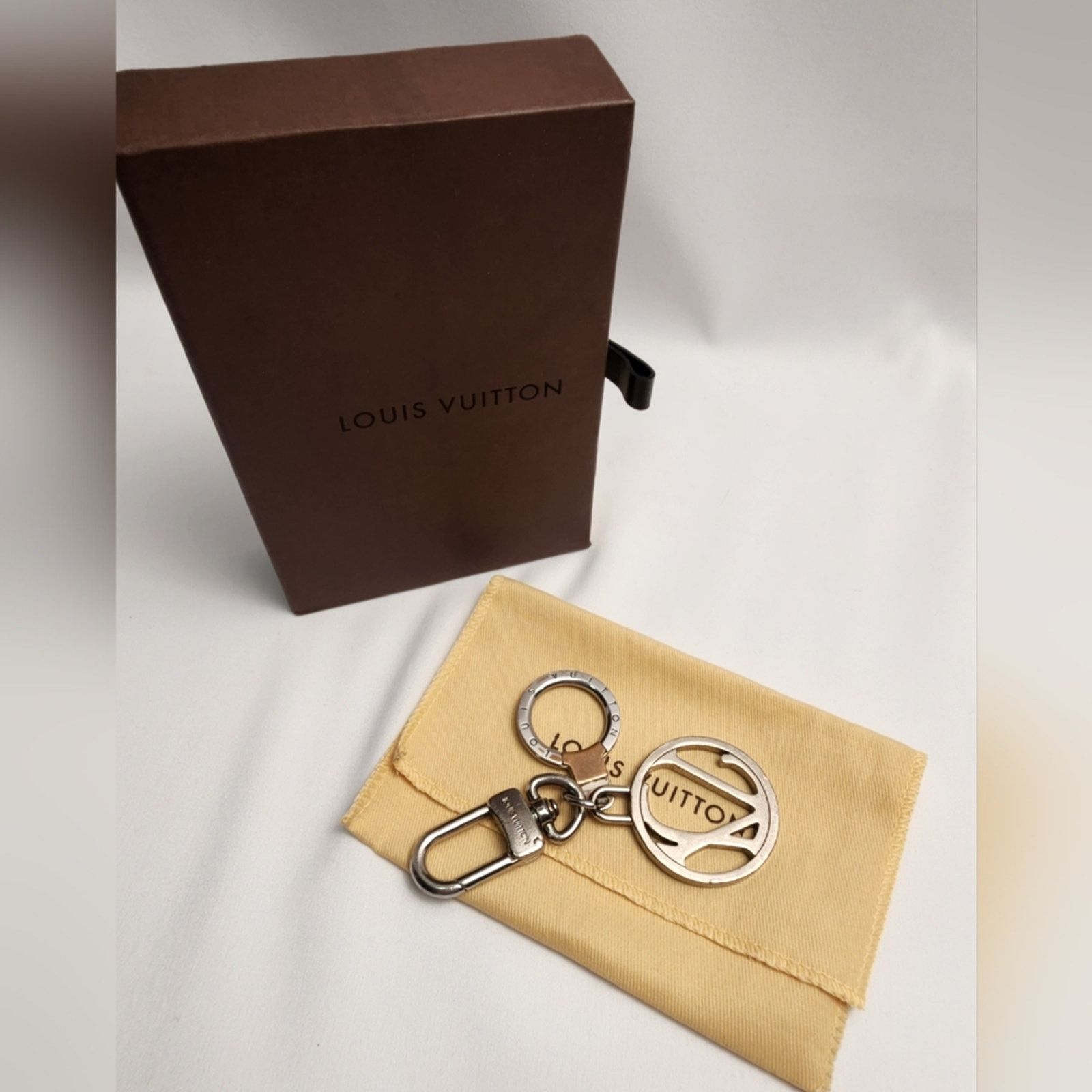 Louis Vuitton Auth Louis Vuitton Silver Taiga Porte Cles Neo Ring Keychain Size ONE SIZE - 1 Thumbnail