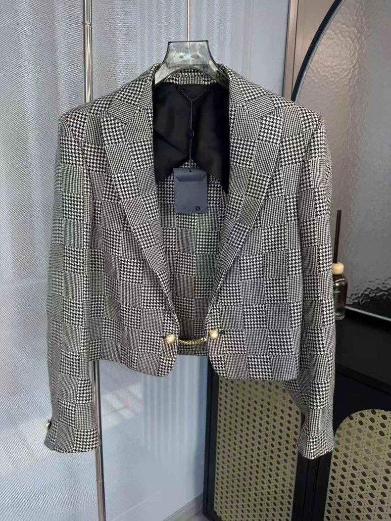 Louis Vuitton Louis Vuitton Black and white houndstooth cropped blazer ja Size US S / EU 44-46 / 1 - 1 Thumbnail