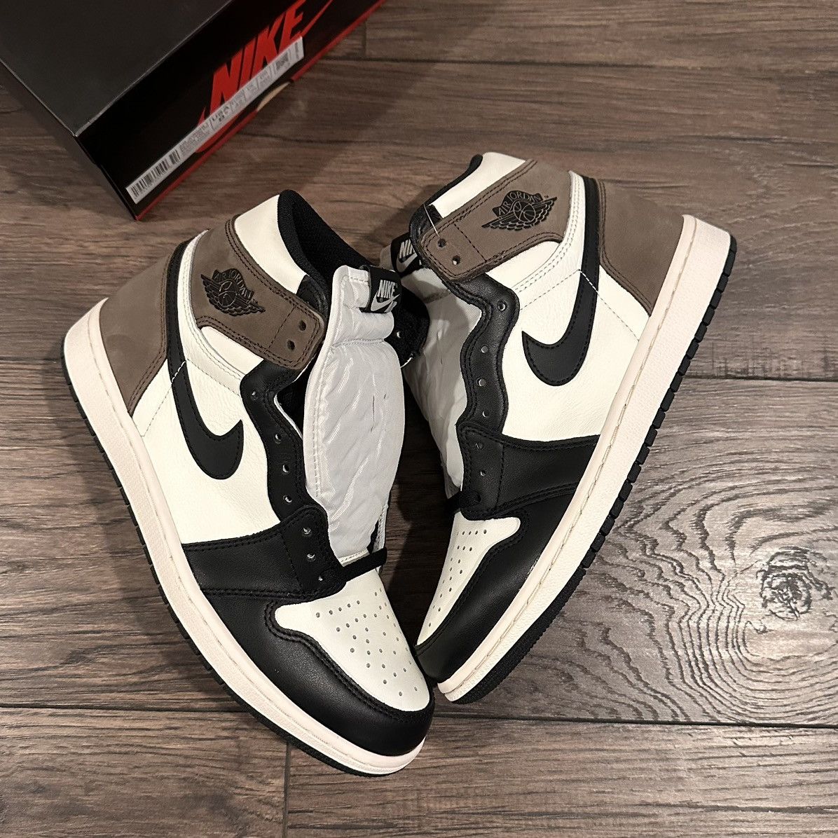 Jordan Brand Nike Air Jordan 1 Mocha High Brown 555088-105 Size 8.5 Mens Size US 8.5 / EU 41-42 - 1 Thumbnail